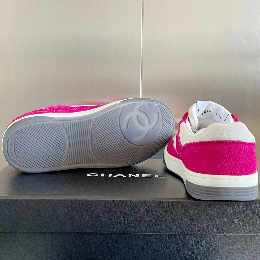 Новинки коллекции Chanel Весна/Лето 2023 - Замшевые кроссовки - Повседневная обувь - Спортивная обувь - Розовые