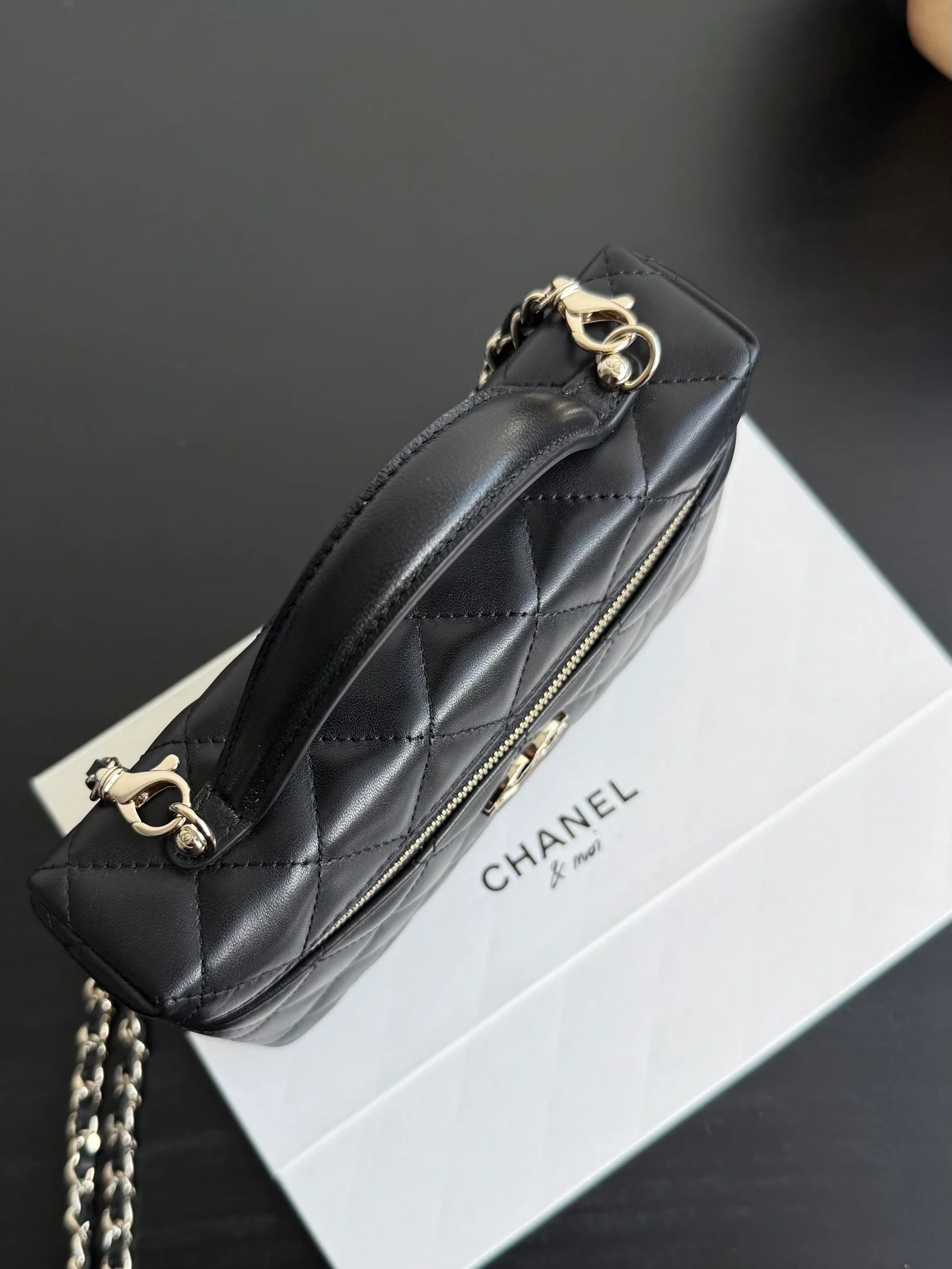 Сумка-ланчбокс Chanel 25c-LP из овечьей кожи - черная