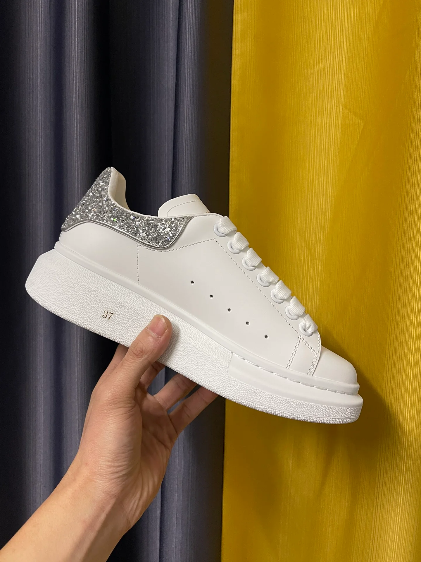 Классические белые кроссовки McQueen - унисекс - переливающийся серебристый задник - премиум-издание