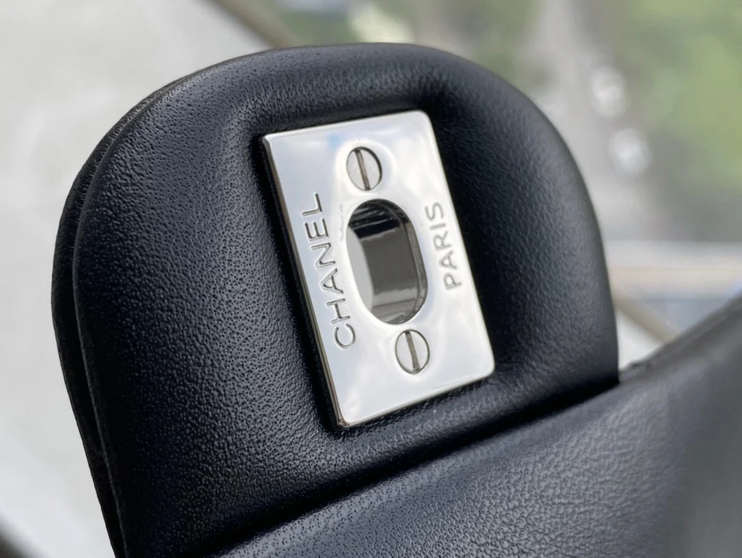 Сумка Chanel CF Medium - 25 см - из черной овечьей кожи с серебряной пряжкой - CF25