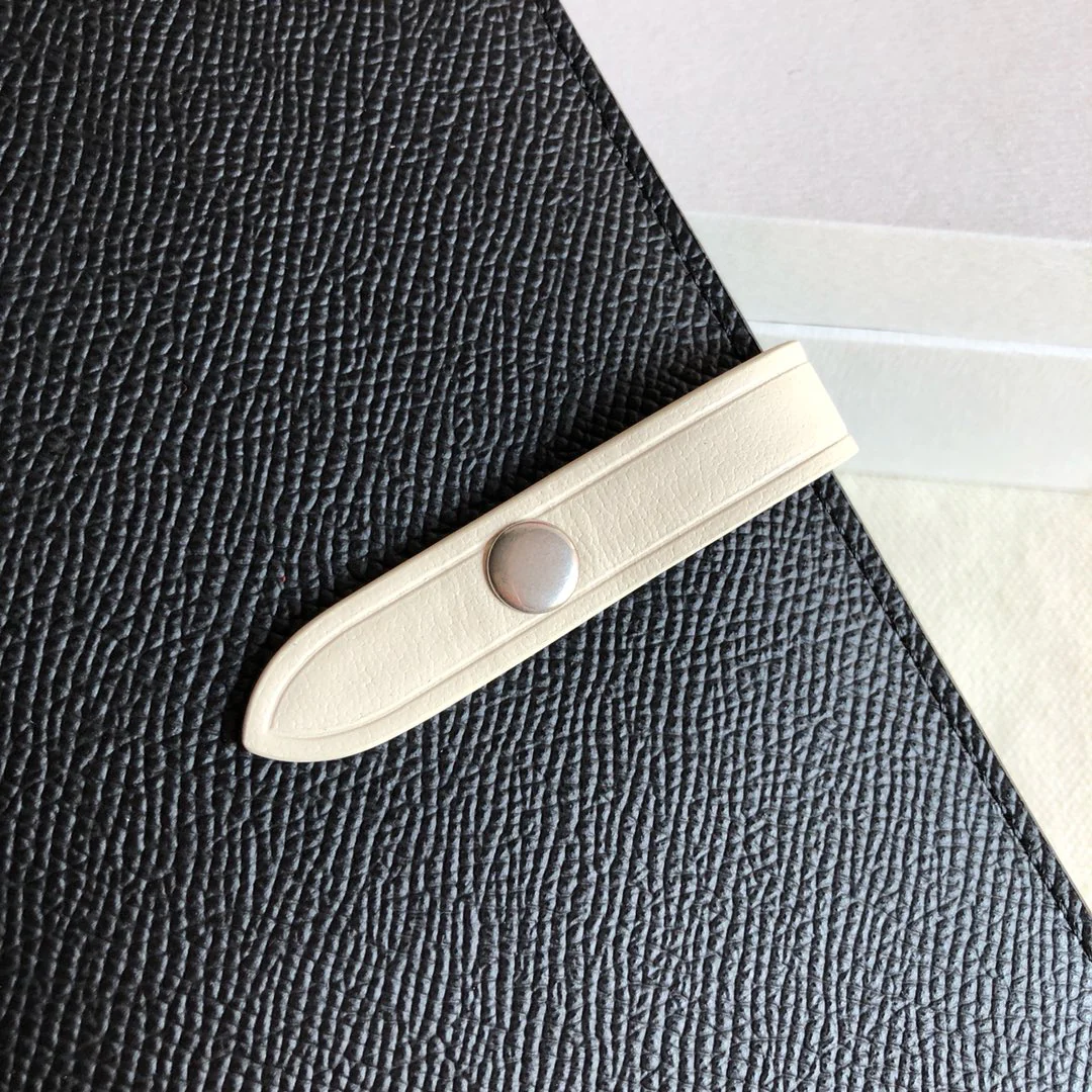 Длинный кошелек Celine — черный и кремовый — с принтом в виде пальм.