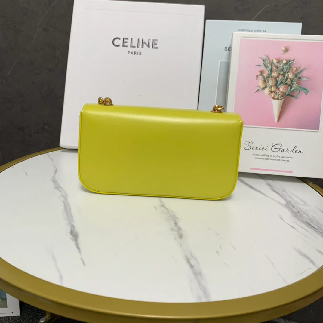 Сумка Celine с цепочкой под мышкой и тиснением в виде Триумфальной арки