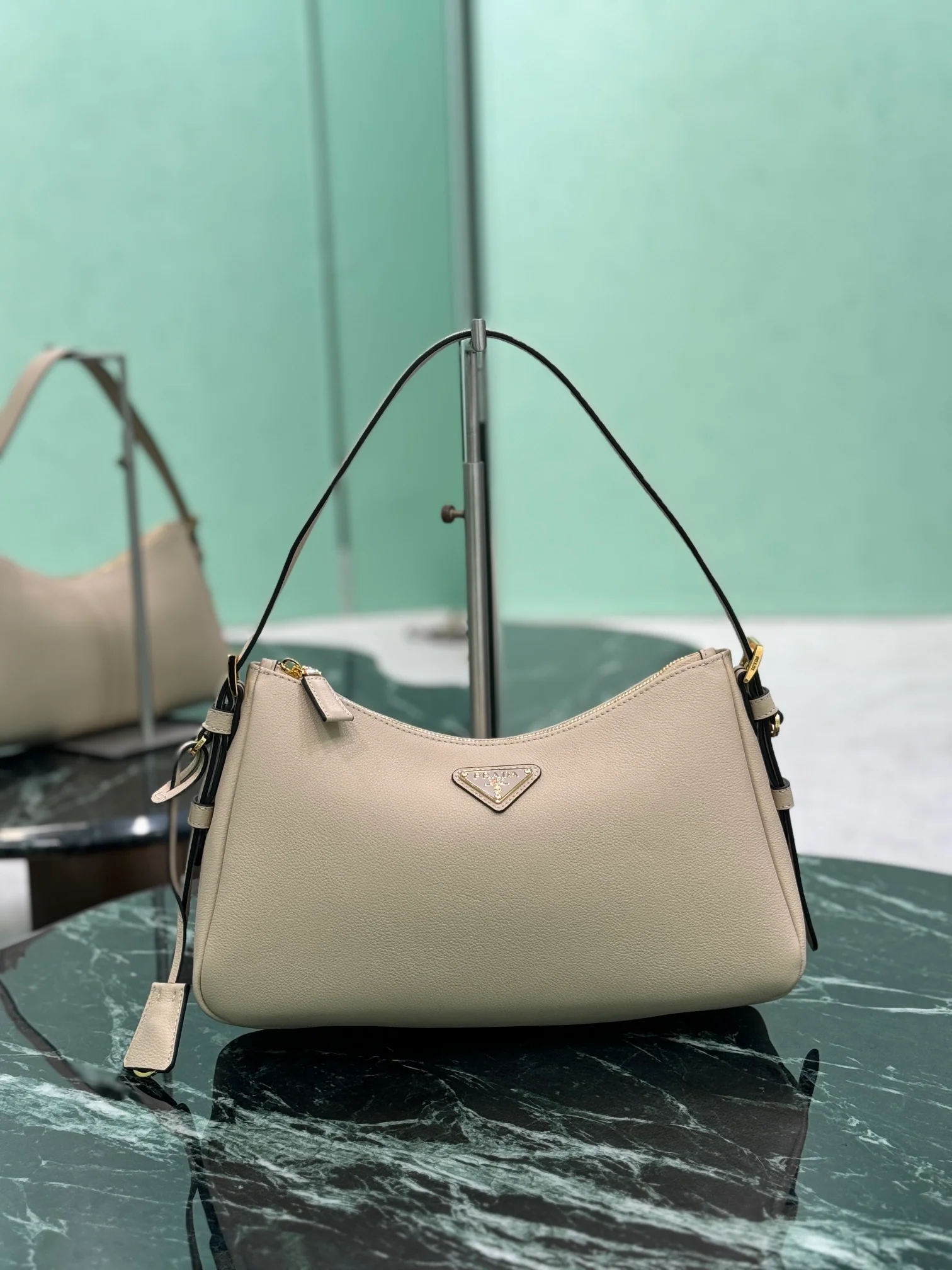 Сумка Prada Aimee под мышку, маленький размер, абрикосовый цвет.