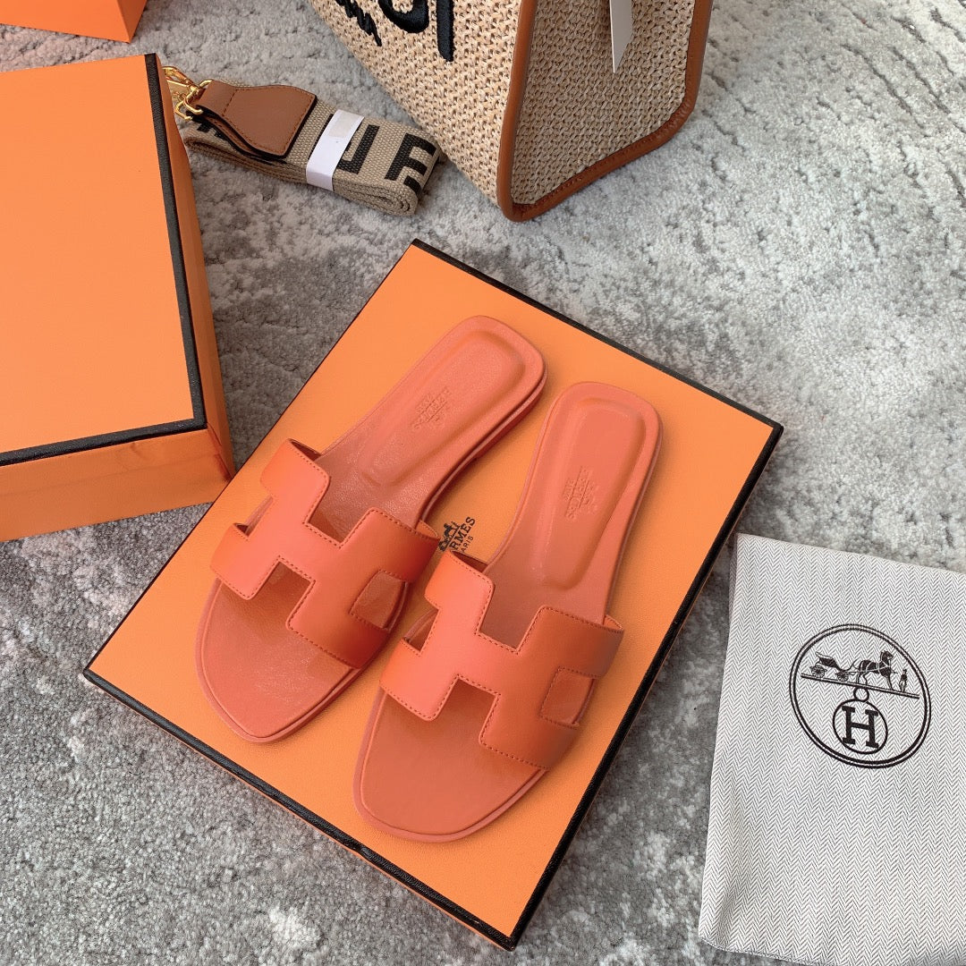 Новинка весны 2022 года от Hermes - плоские тапочки H.