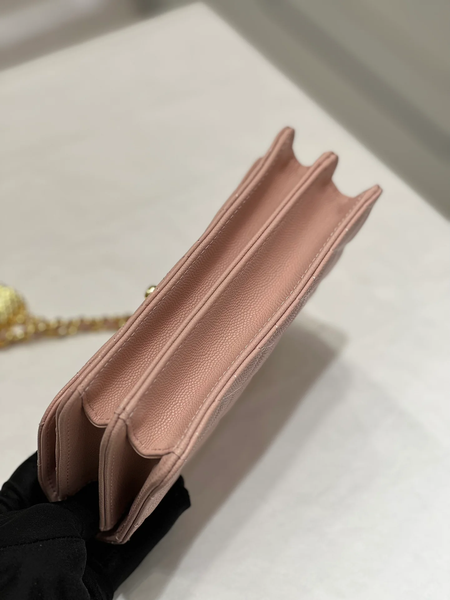 Коллекция Chanel Весна/Лето 2023 - Подвесной телефон-гармошка - WOC - Кожа с зернистой текстурой 