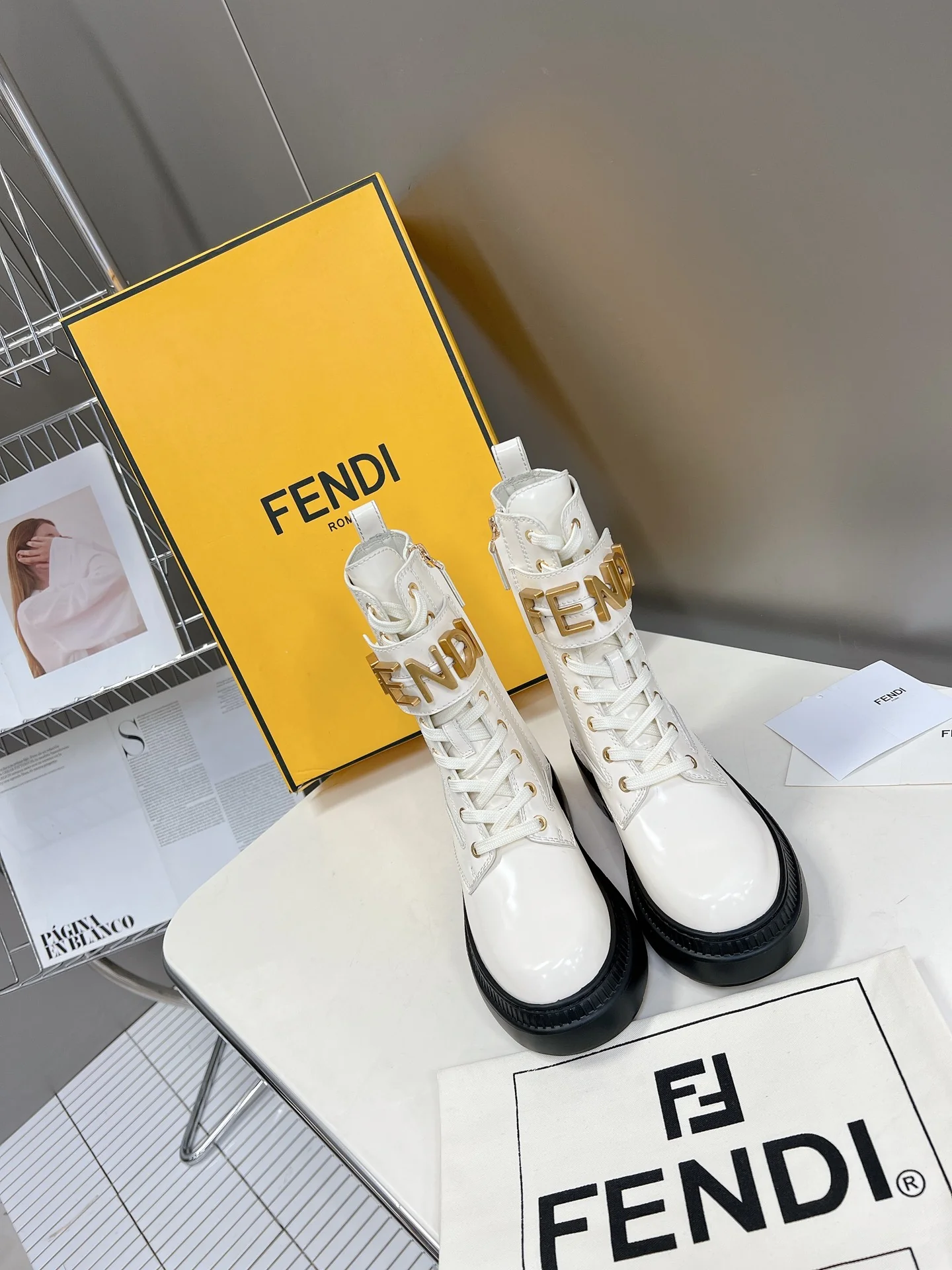 Новинка весны 2022 года от Fendi — Ботильоны Martin на шнуровке с пряжкой в ??виде буквы — Белые