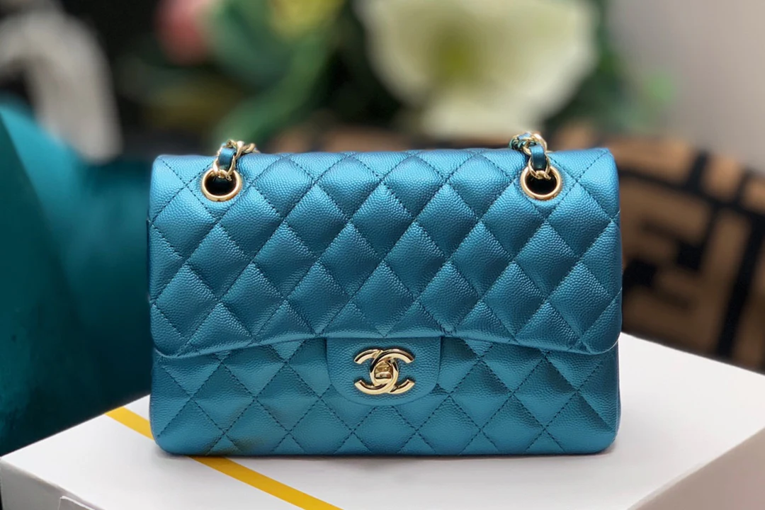 Chanel - Маленькая сумка из телячьей кожи с шариковым узором - CF - Жемчужно-голубой - 23 см