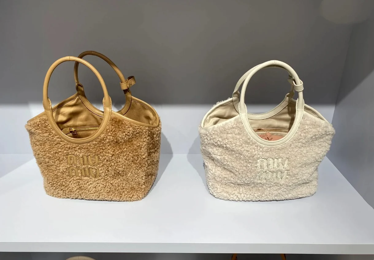 Сумка-тоут Miu Miu Ivy — на фото.