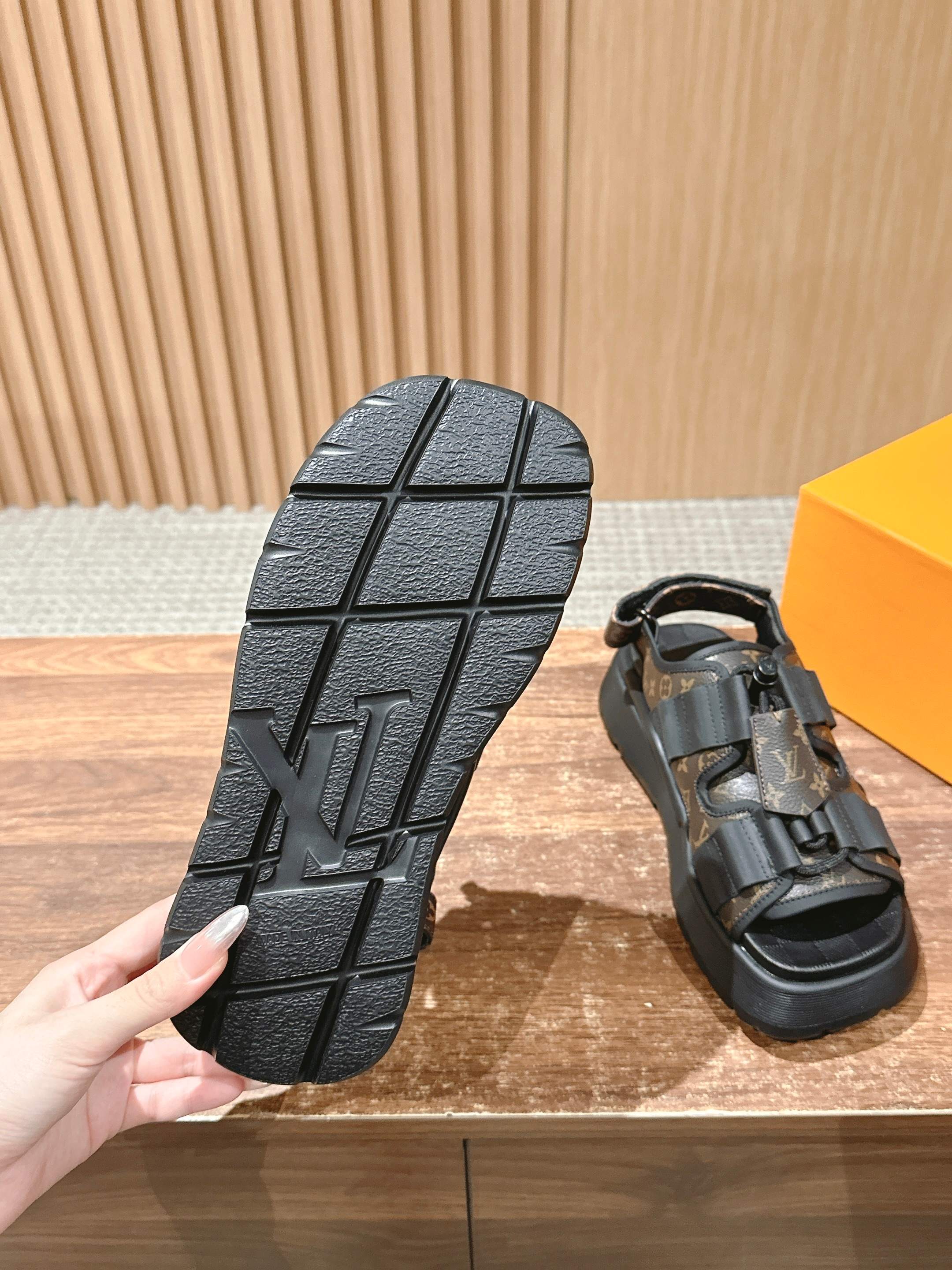 Новая коллекция LV 2025 ?Ранняя весна? — сандалии на липучках — коричневые.