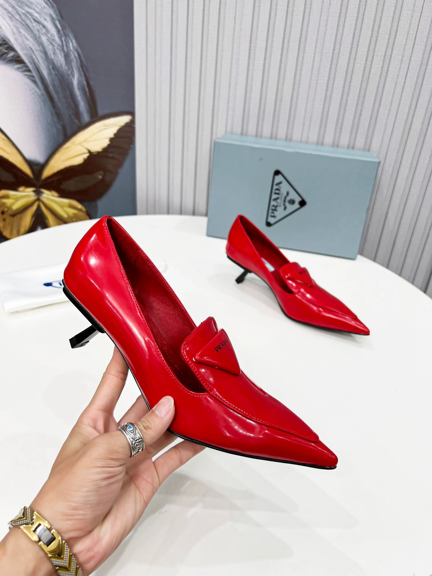 Новинка сезона весна/лето 2022 от Prada — туфли на невысоком каблуке с острым носком.
