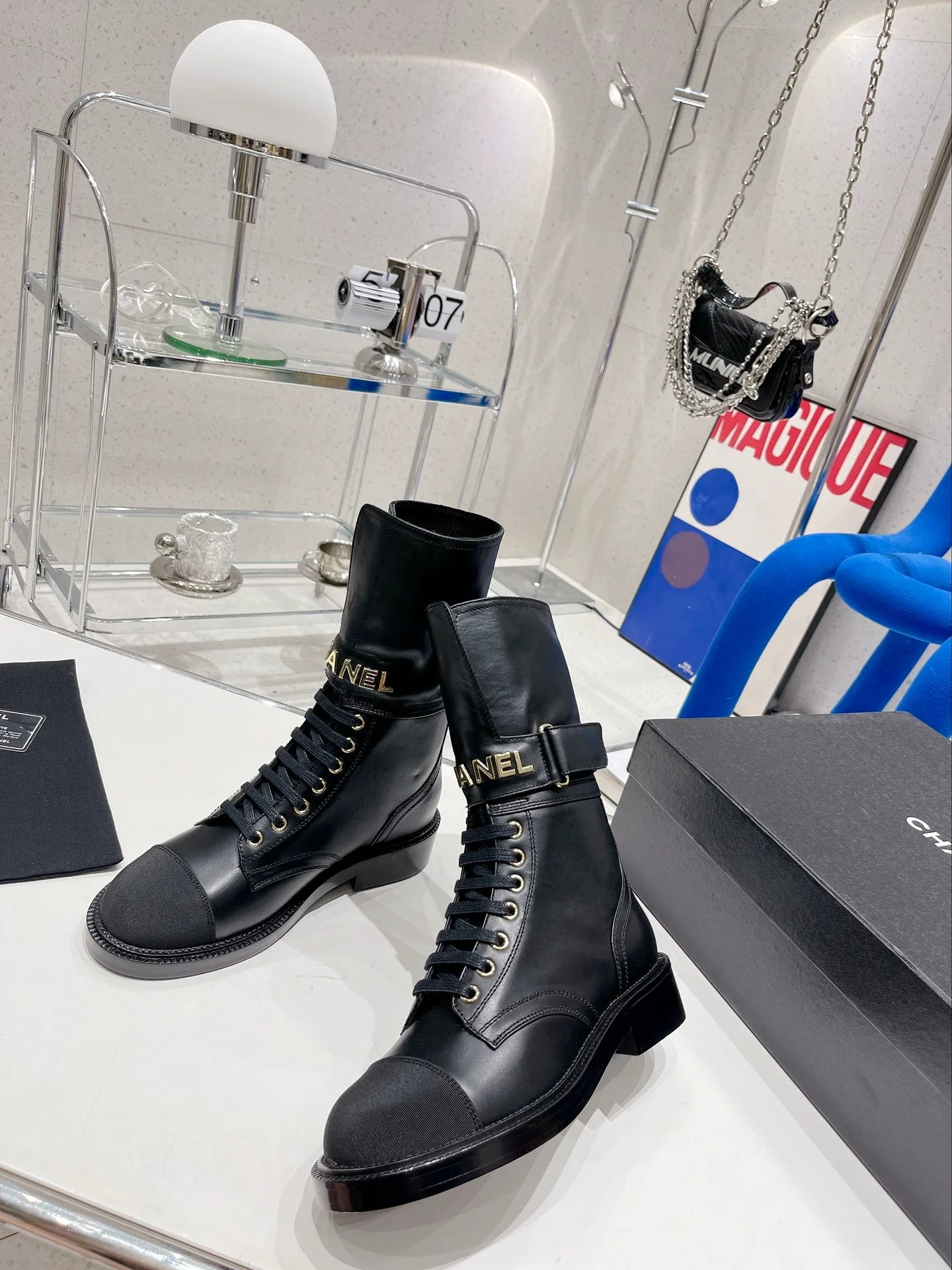 Новинка сезона осень/зима 2022 от Chanel — Ботинки Dr. Martens на шнуровке — Черные
