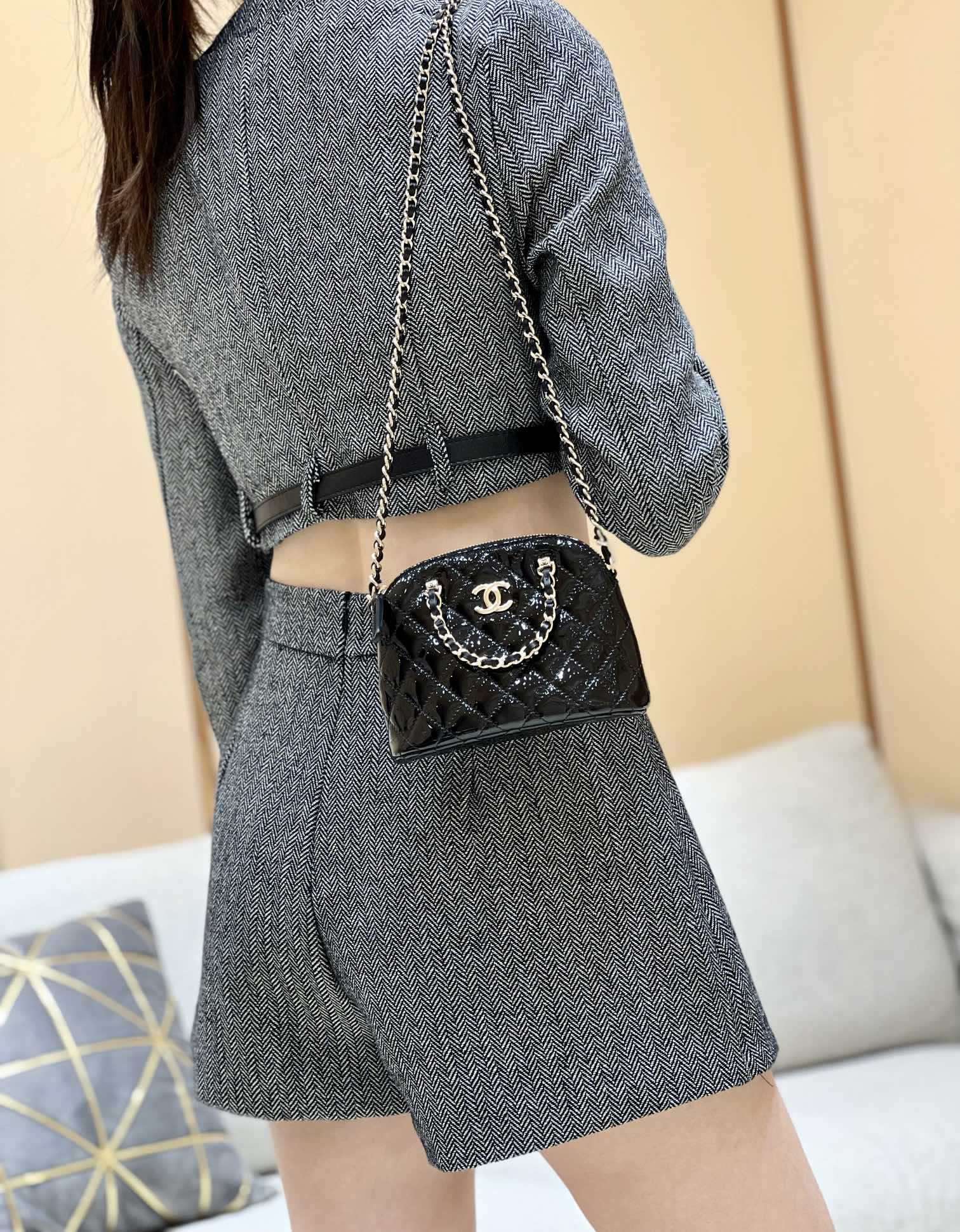 Новинка сезона весна/лето 2023 от Chanel - сумка Shell из лакированной кожи - черная - фотографии в действии.