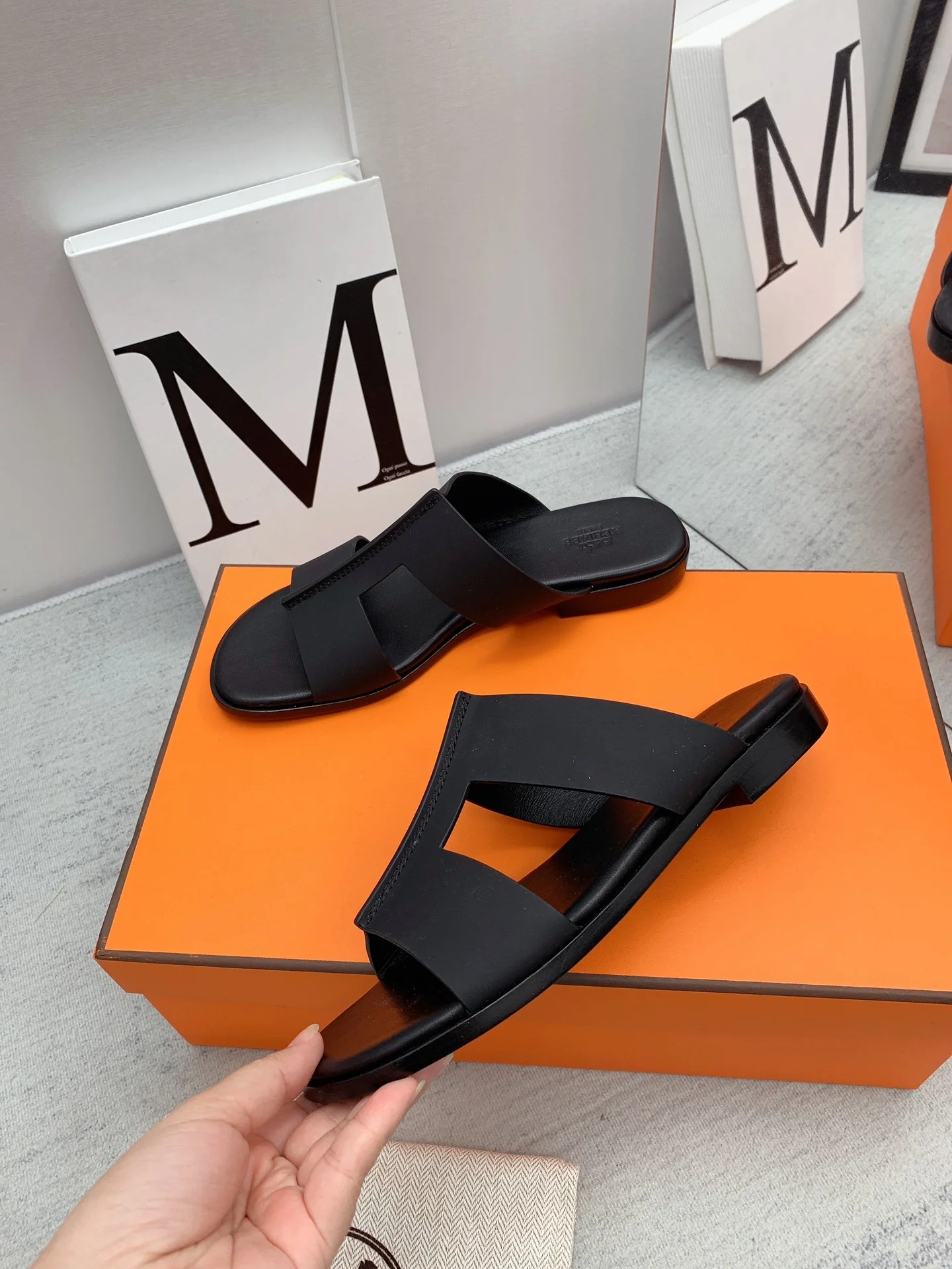 Новинка сезона осень/зима 2022 от Hermes - сандалии на плоской подошве