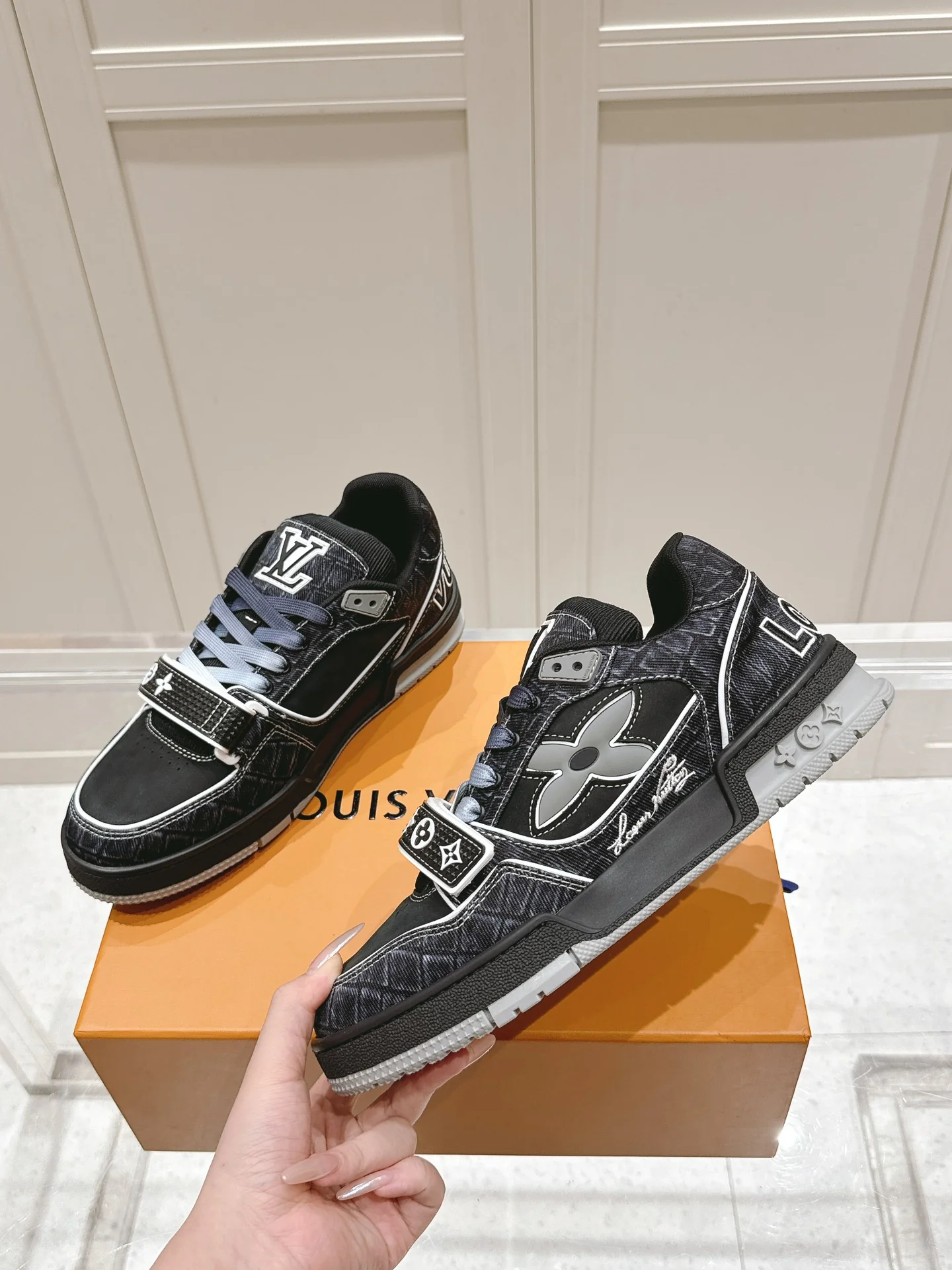 Скейтбордические кроссовки LV-2024 на липучках - черные