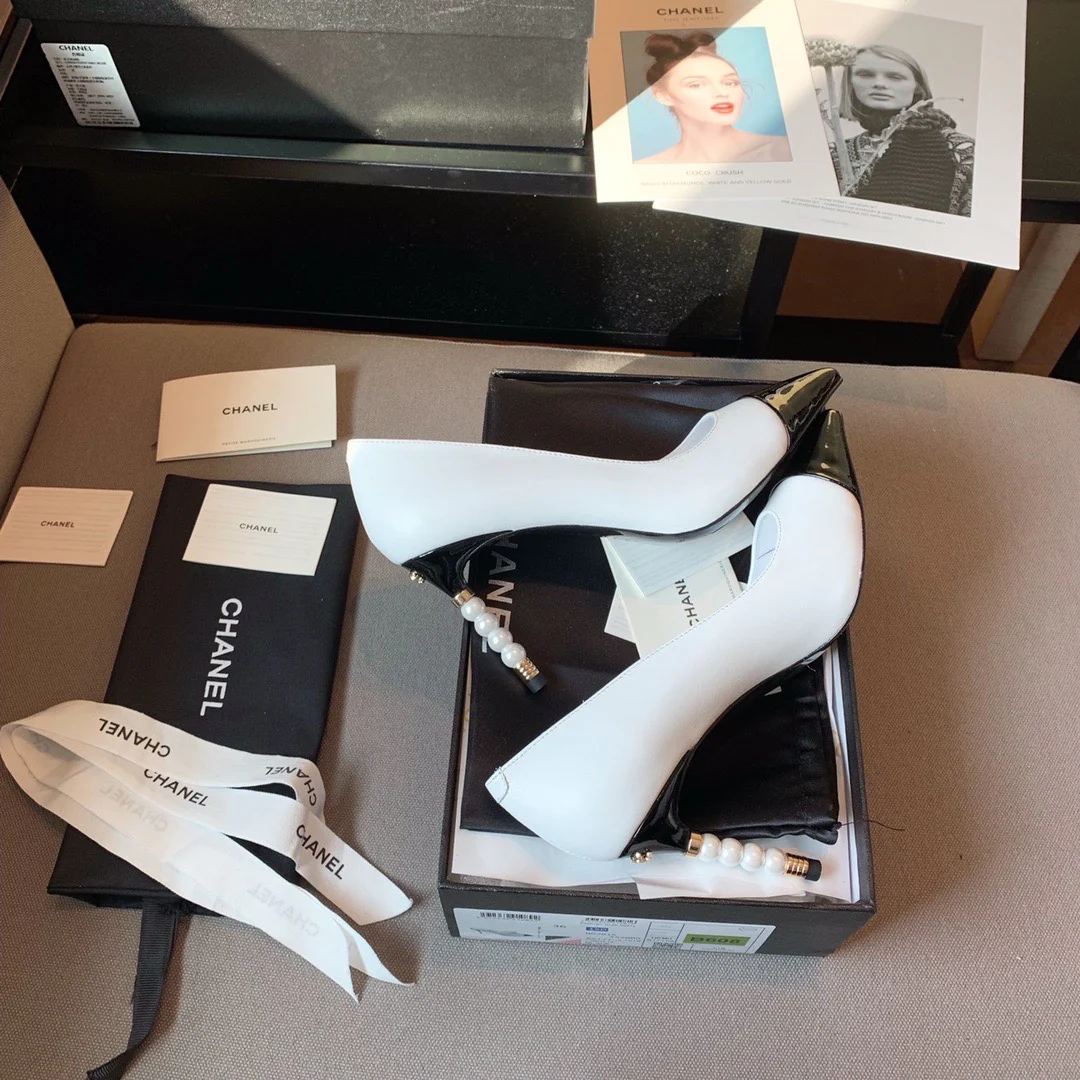 Chanel - Туфли на высоком каблуке с острым носком, украшенные жемчугом