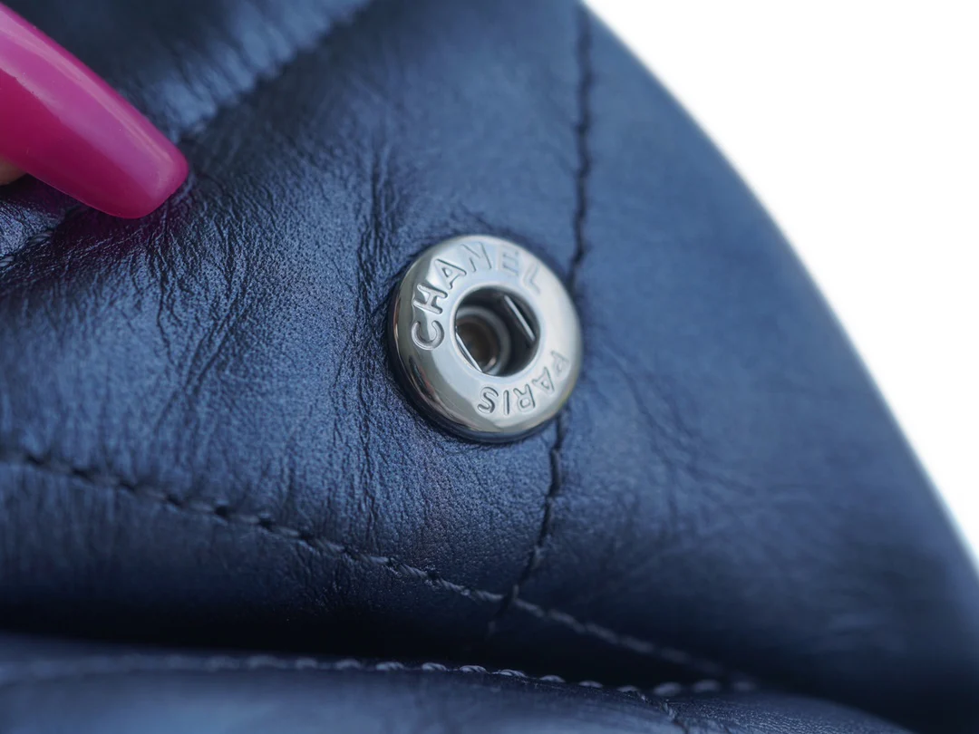 Сумка Chanel 22 - маленькая, металлизированная, синяя.