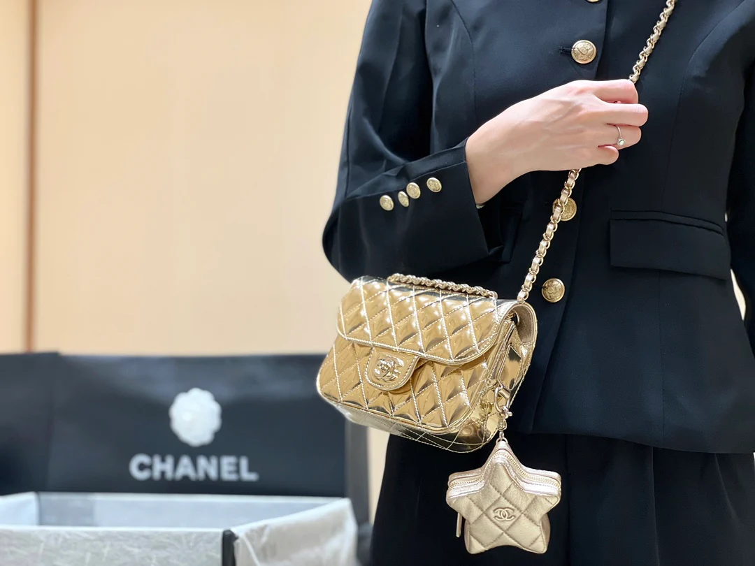 Весенняя коллекция Chanel 24c - Золотой кошелек для монет со звездным узором