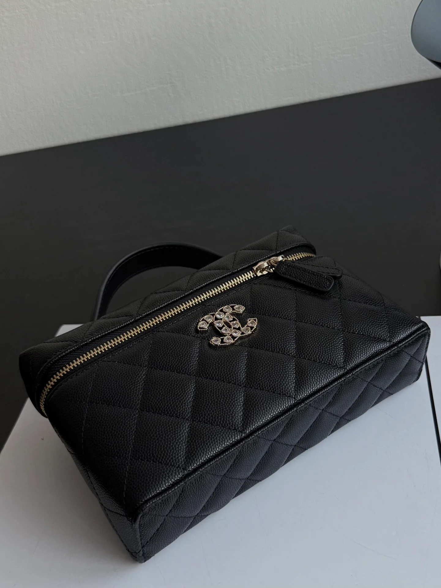 Сумка-бенто Chanel 25p-LP с застежкой в ??форме сердца, украшенной бриллиантами — черная.