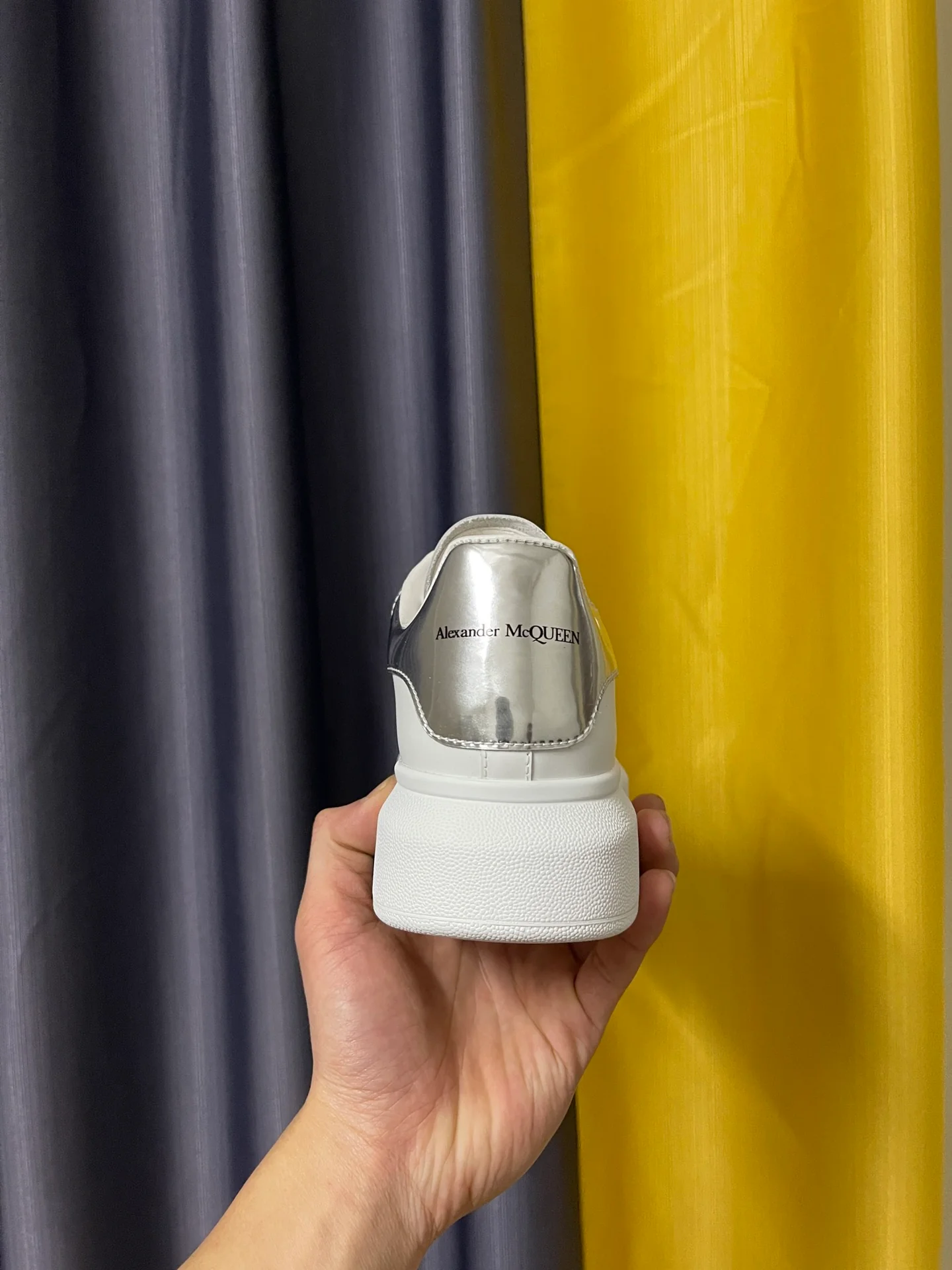 Классические белые кроссовки McQueen - унисекс - каблук из зеркальной серебристой кожи - Премиум-издание