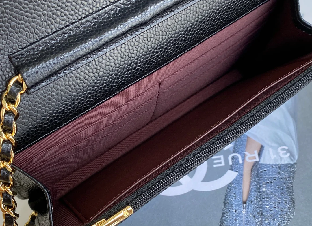 Chanel - Классическая брошь WOC - Черная кожа личи, золотая пуговица