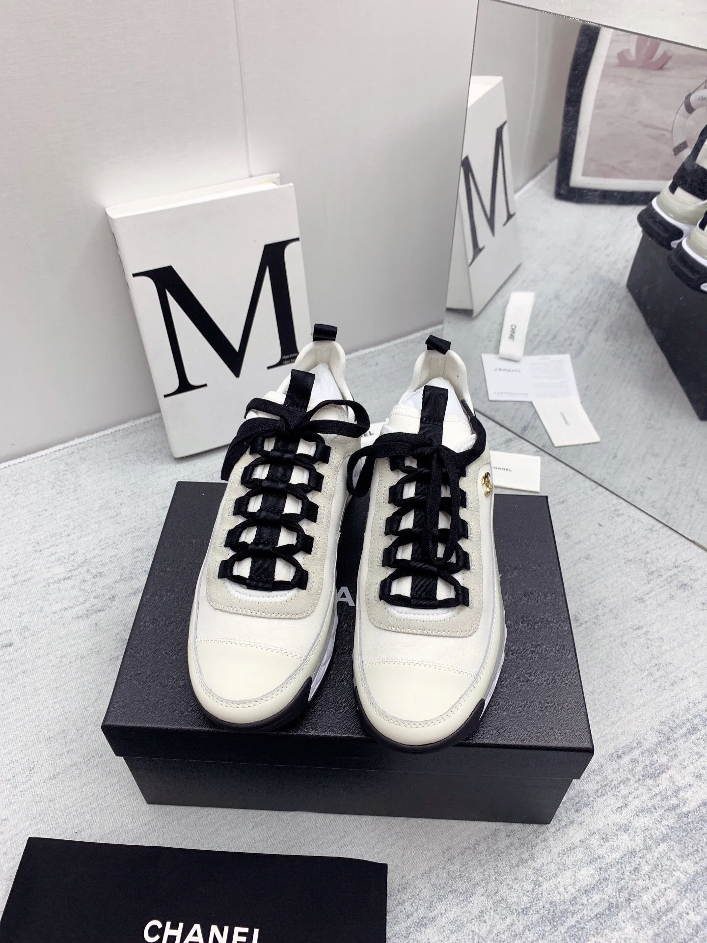 Новинка сезона осень/зима 2021 от Chanel - кроссовки с ромбовидным узором - белые.