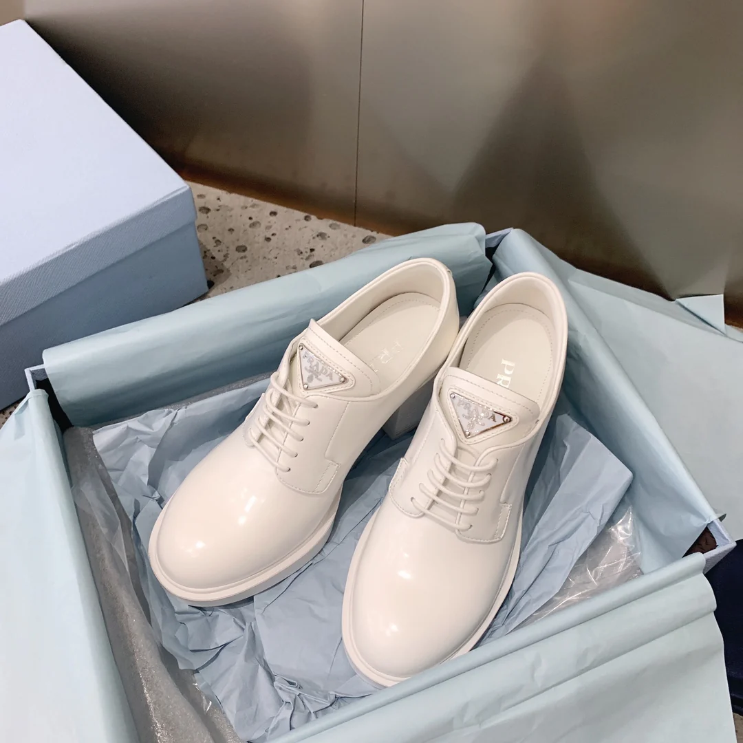 Новинка сезона весна/лето 2022 от Prada - туфли на массивном каблуке в стиле афро.