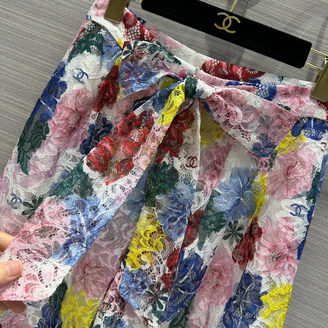 Chanel 2404 - Брюки с широкими штанинами, украшенные кружевным принтом, в стиле 