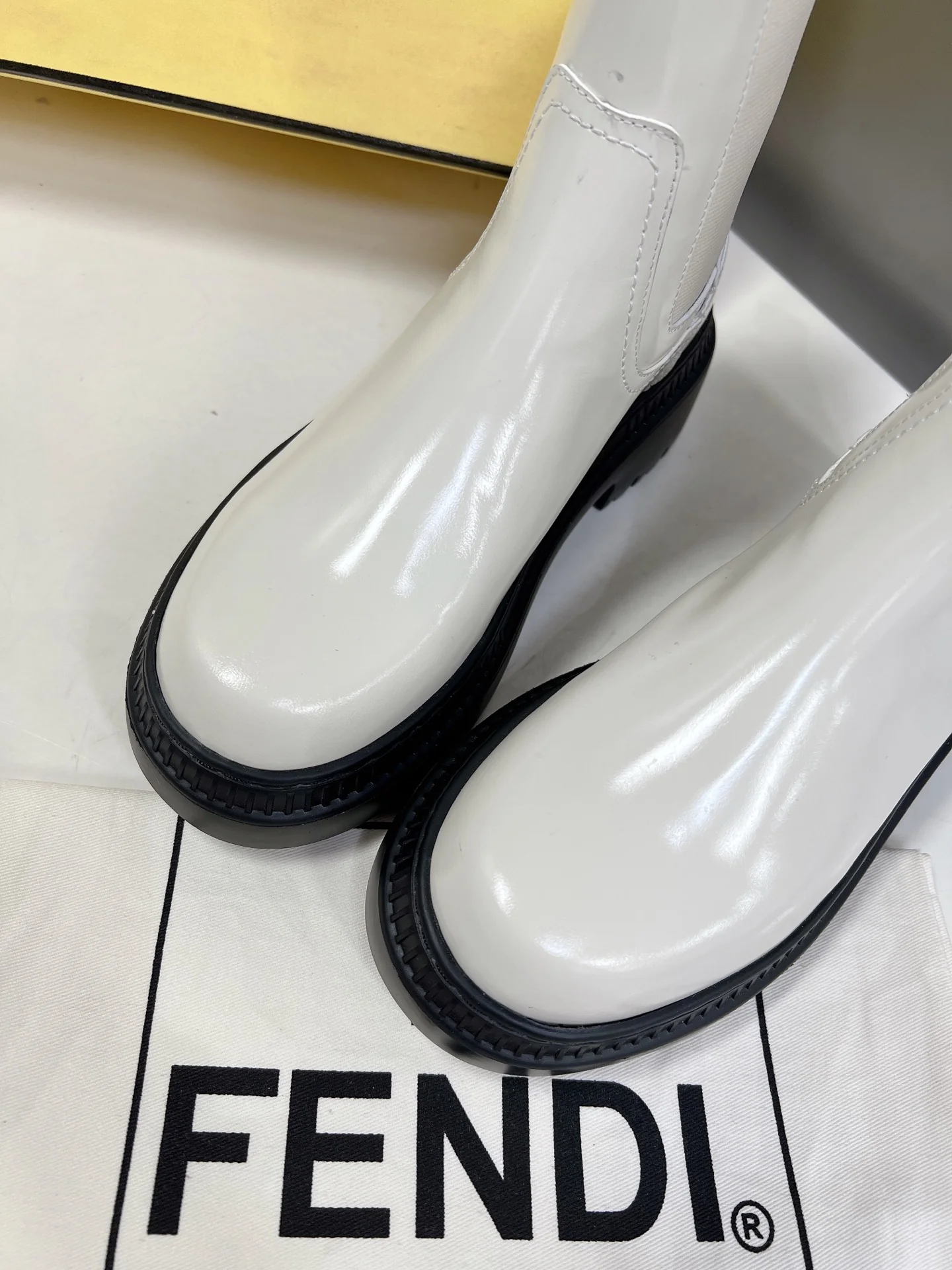 Новинка весны 2022 года от Fendi - Ботильоны - Белые