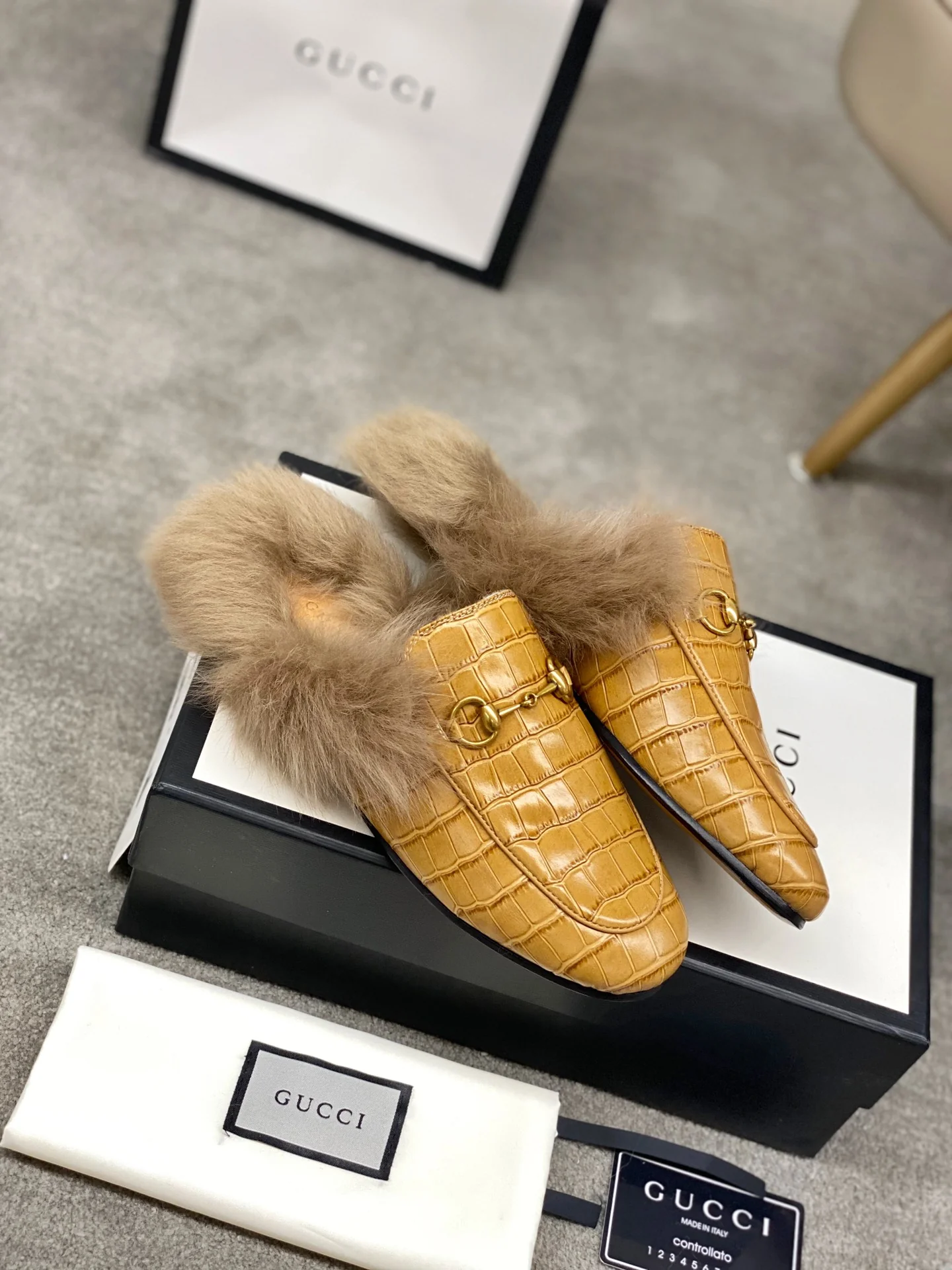 Бутик Gucci 2020 — Последний образ с подиума — Меховые тапочки — Каменный узор