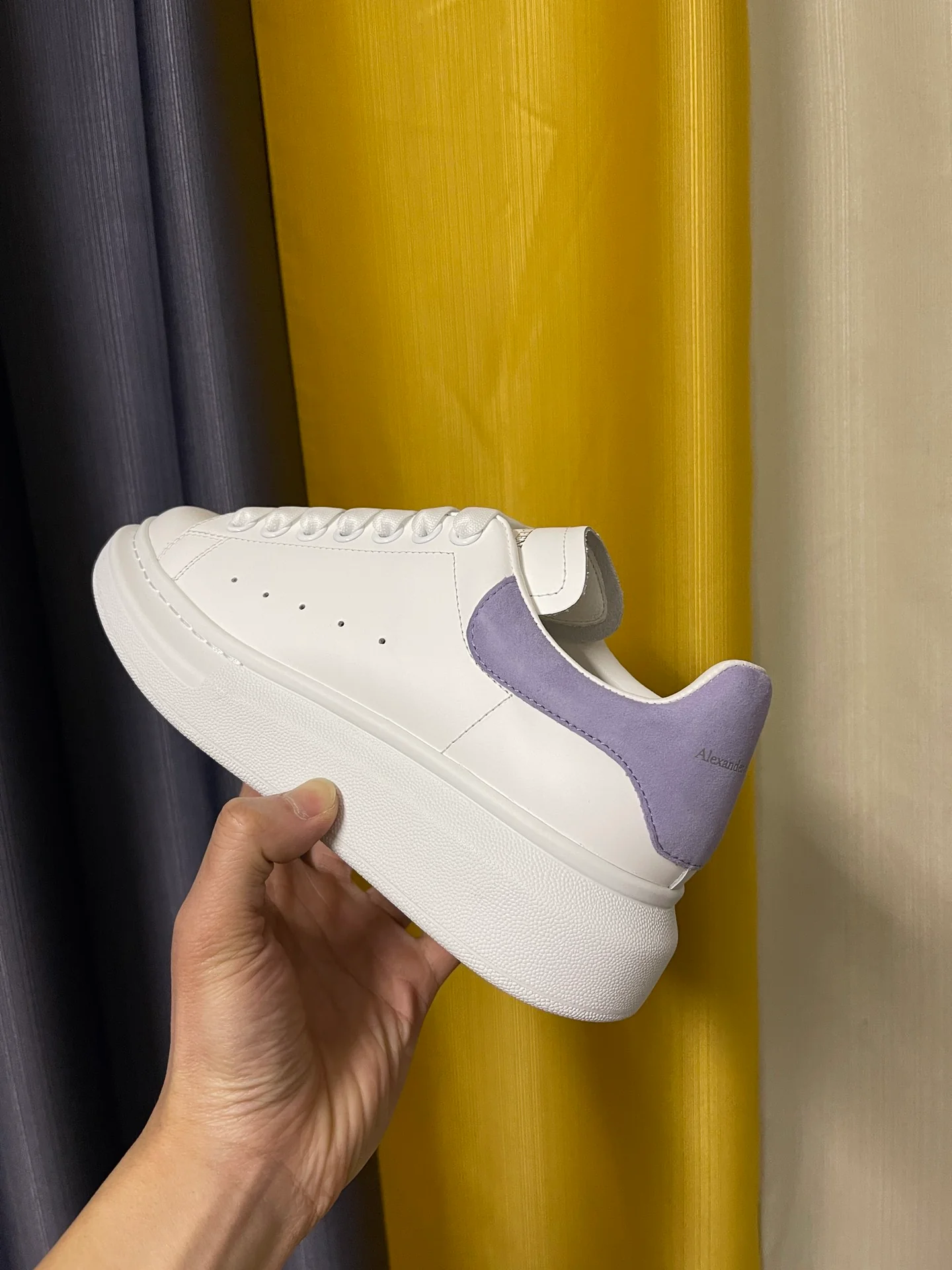 Классические белые кроссовки McQueen - унисекс - светло-фиолетовый бархатный каблук