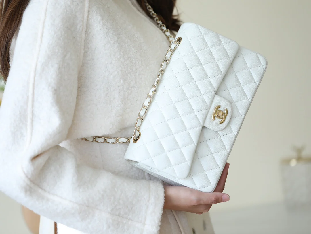 Сумка Chanel CF — белая — 26 см — фотография человека, который её носит.