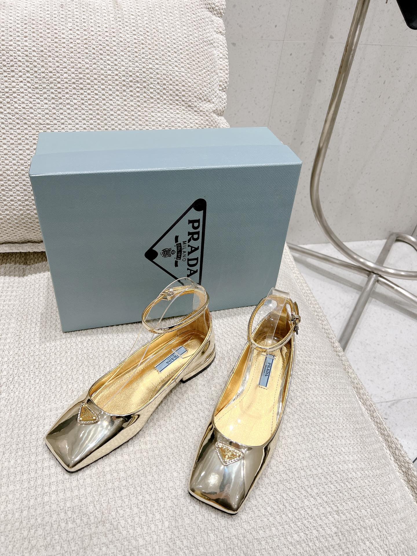 Новинка сезона весна/лето 2023 от Prada - Кожаные балетки - Серебристые