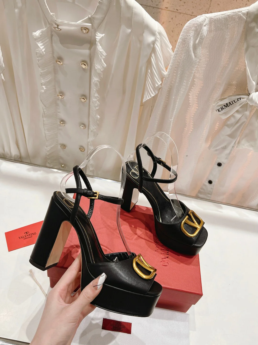 Новинка лета 2023 от Valentino - Босоножки на каблуке с задником - Черные