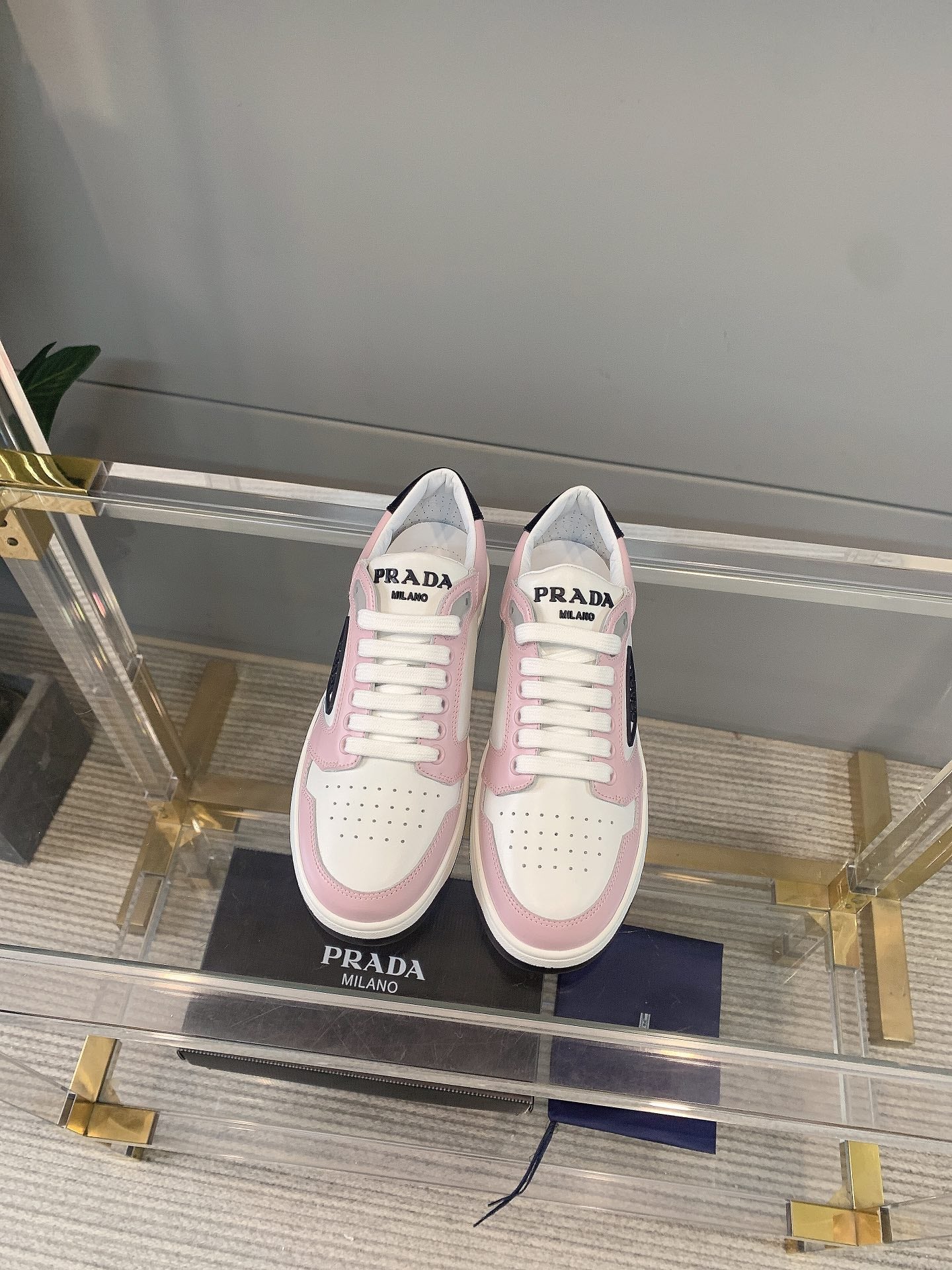 Белые кроссовки Prada, повседневная обувь - 1