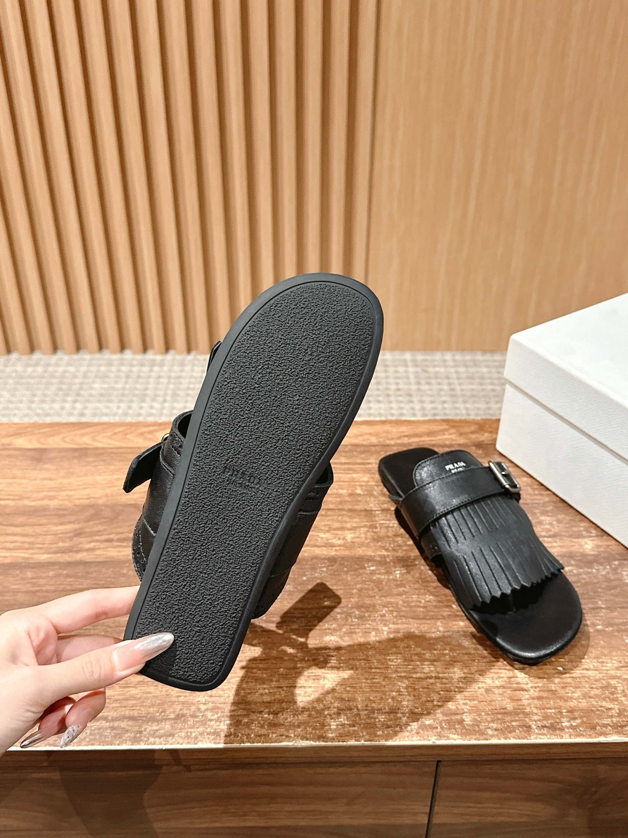 Новинка сезона весна/лето 2025 от Prada - Ретро-сандалии с кисточками - Подиумный образ - Черные