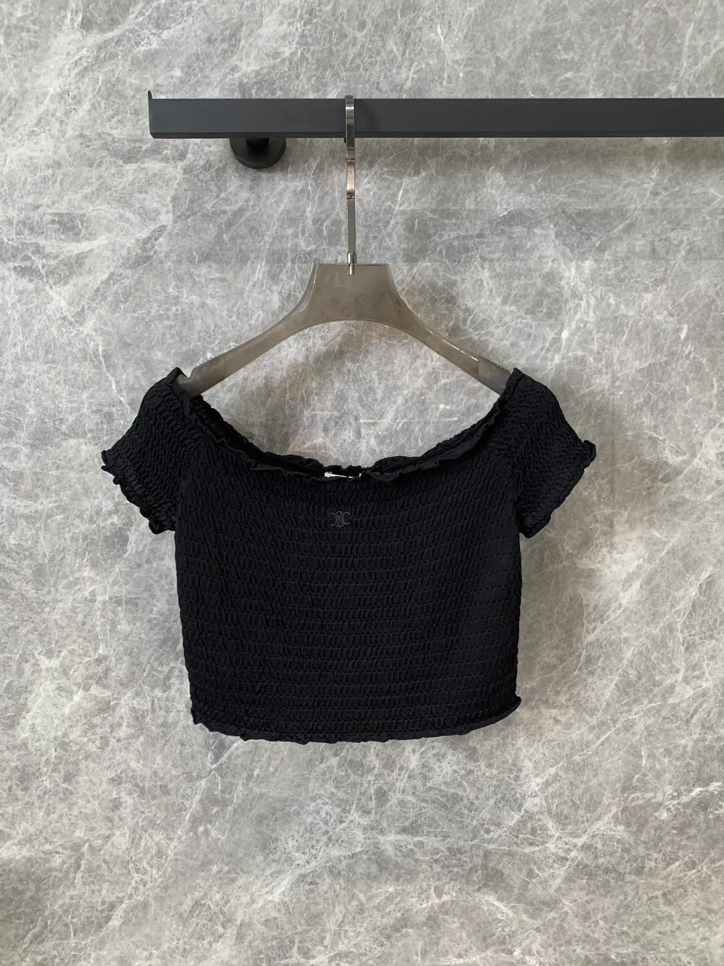 Celine - 2404 - 24ss Весна/Лето Новинка: Укороченный топ с плиссировкой и открытыми плечами