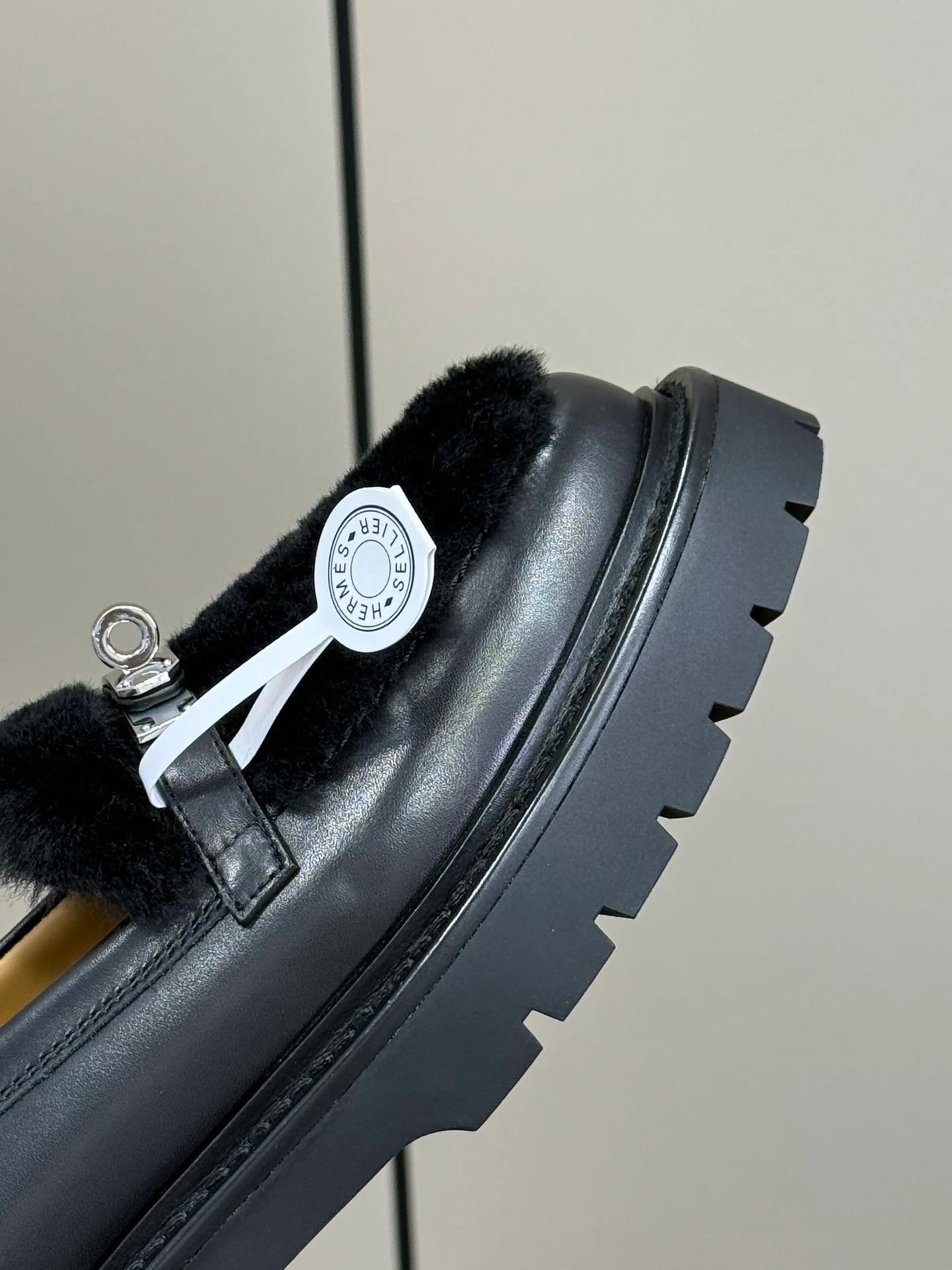 Меховые лоферы Hermes 2024 - черные