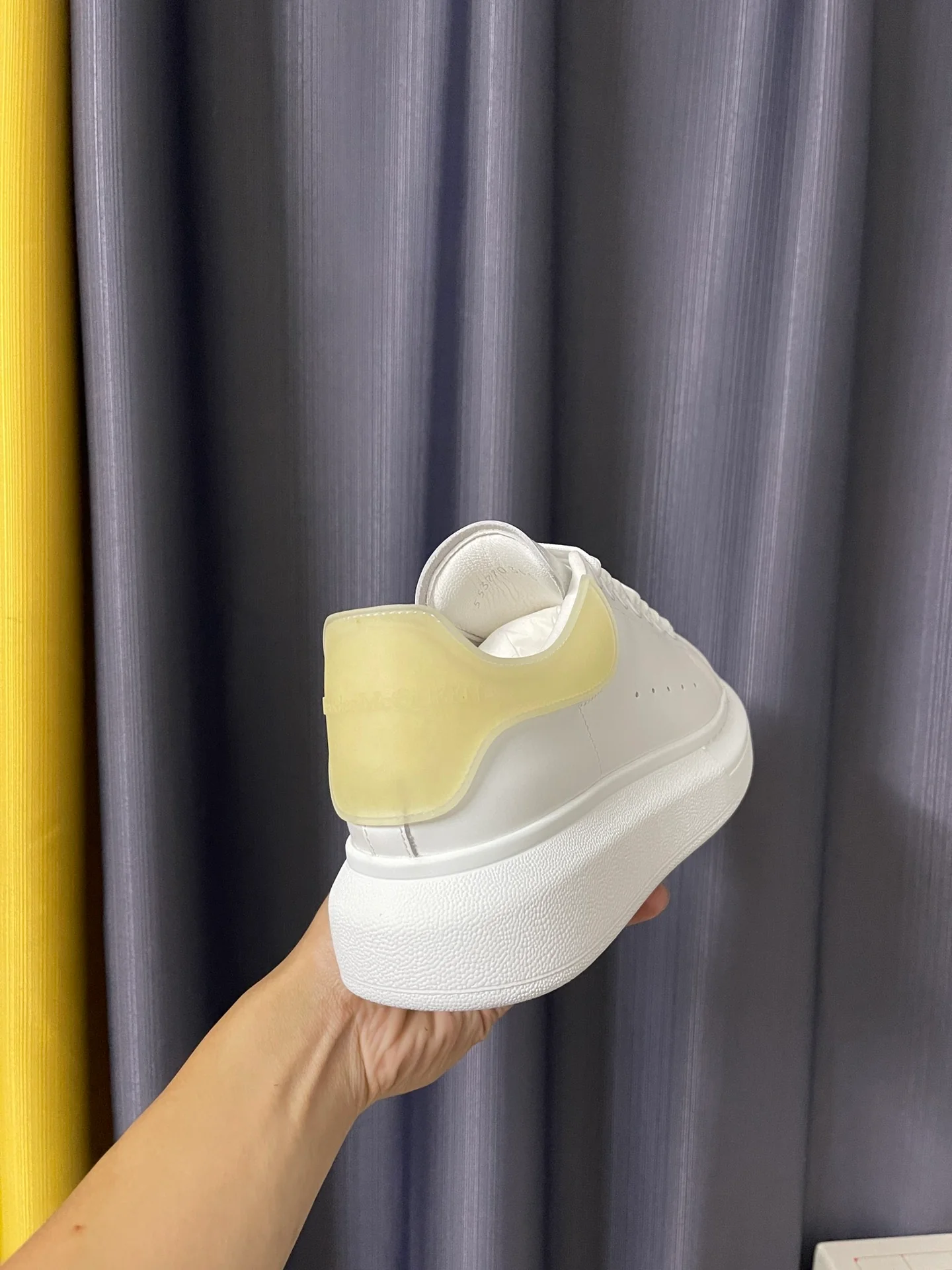 Классические белые кроссовки McQueen - унисекс - прозрачный абрикосовый каблук с эпоксидной смолой