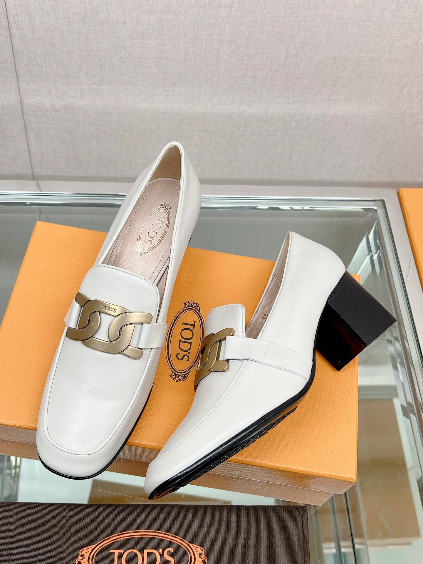 Весенняя коллекция Tods 2023 - Туфли на низком каблуке - Белые