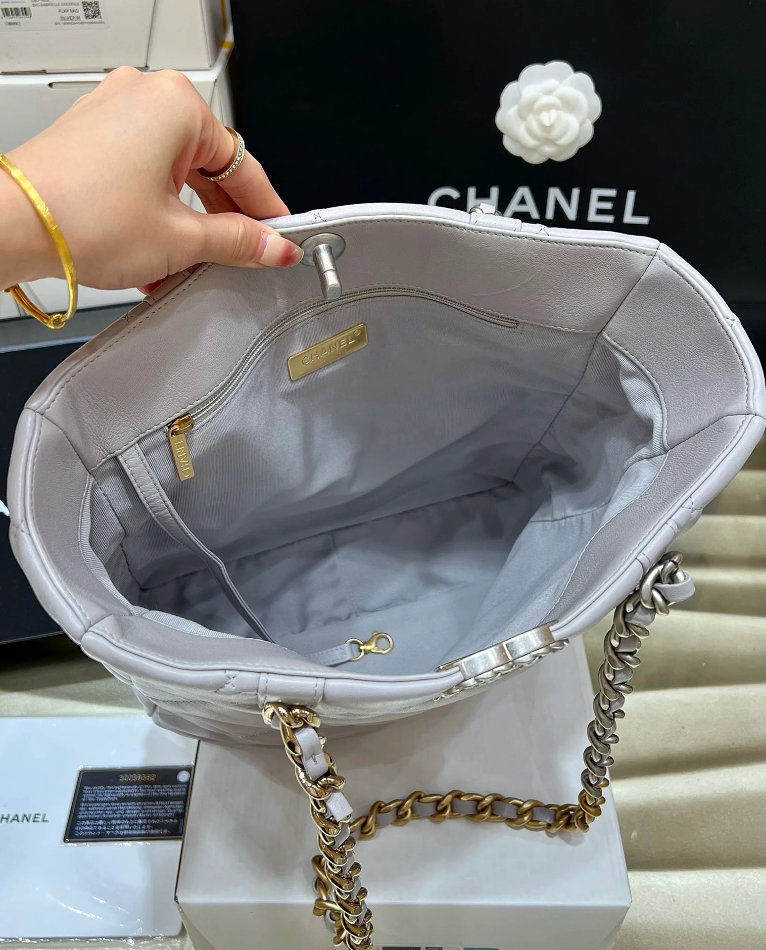 Новинка сезона осень/зима 2022 от Chanel - сумка-шоппер из 19 предметов.