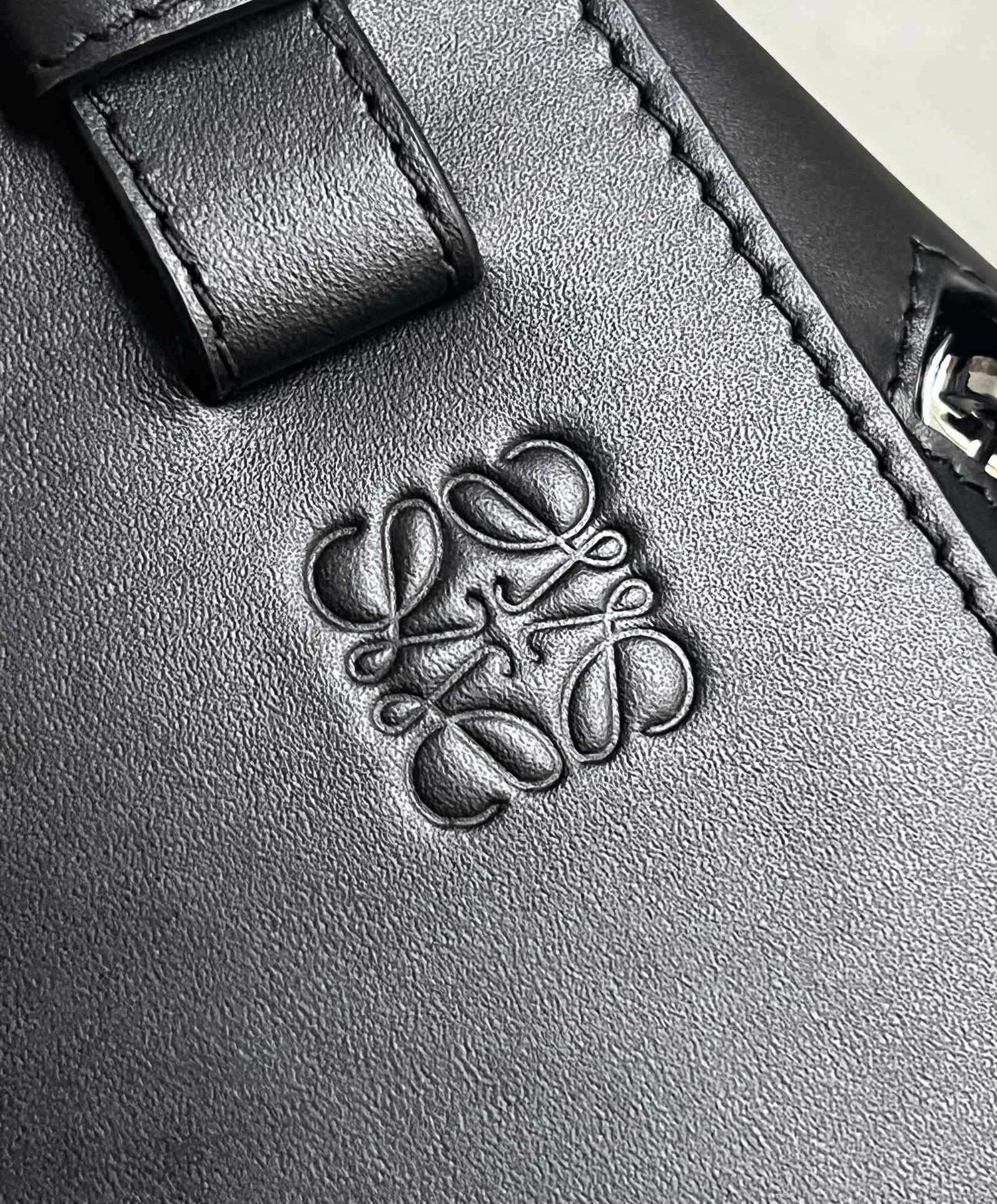 Сумка-гамак Loewe из монохромной эмалированной атласной коллекции - черная