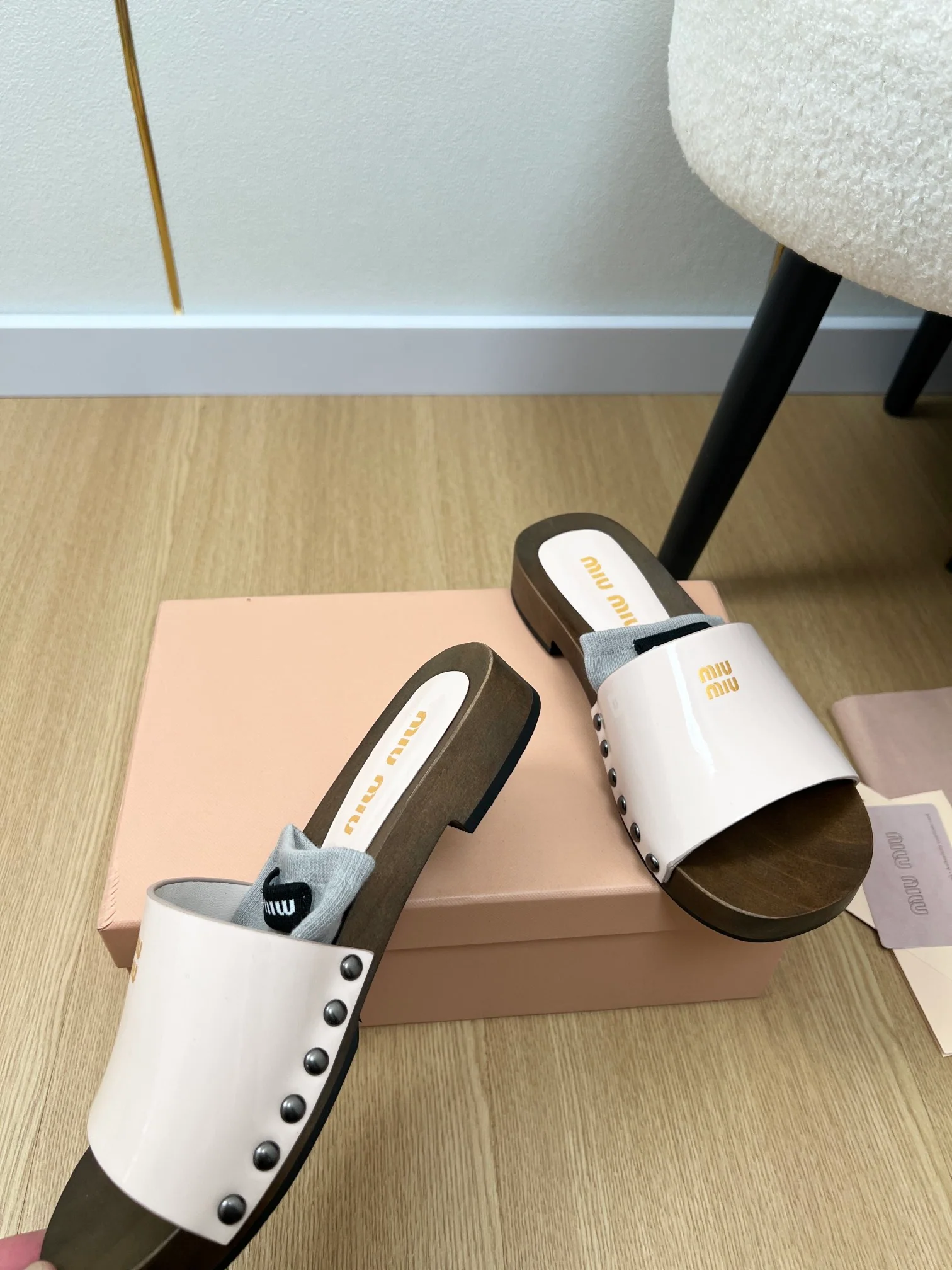 Деревянные тапочки Miu Miu 2024 - белые