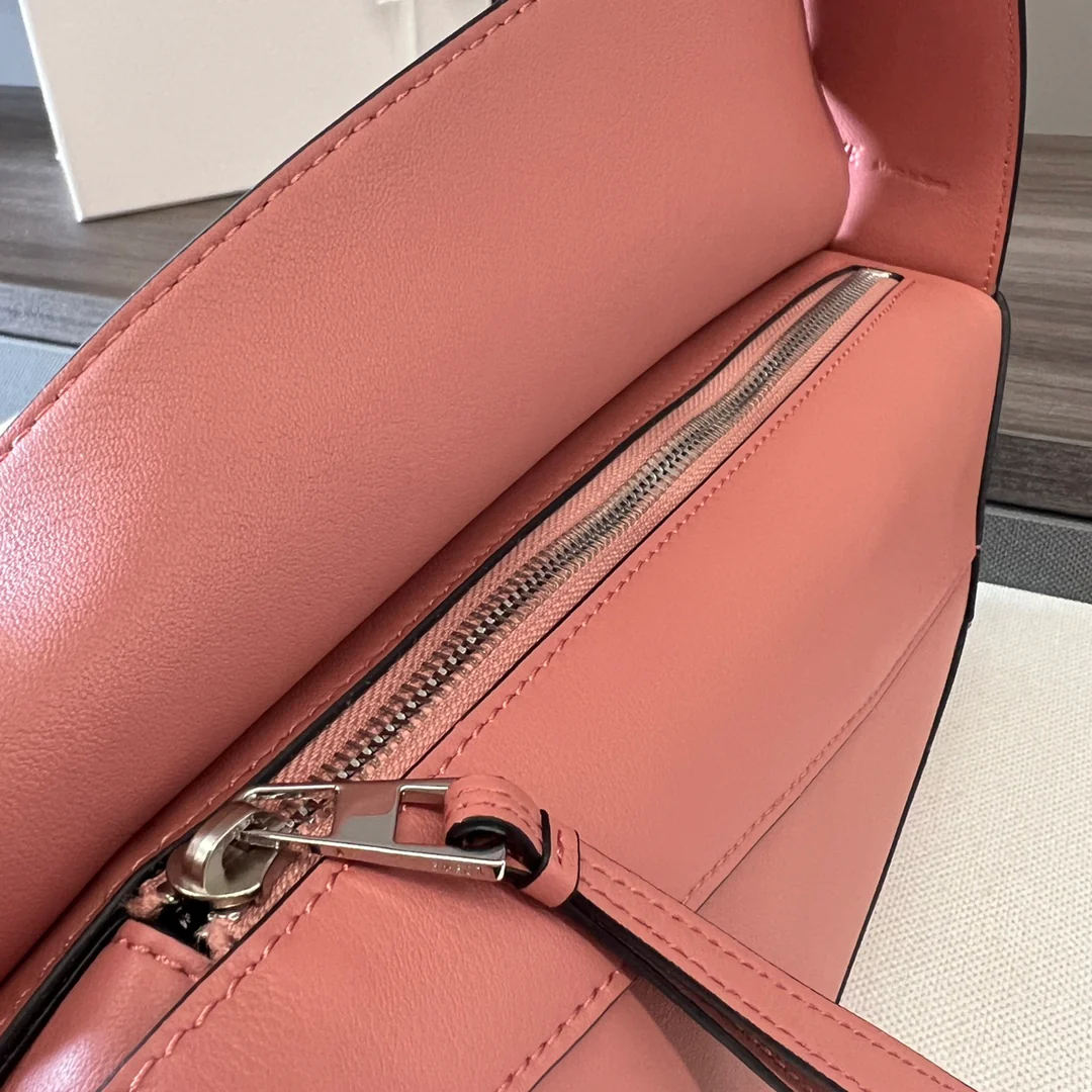 Сумка-хобо Loewe Puzzle, наплечная, из кожи наппа, розовая.