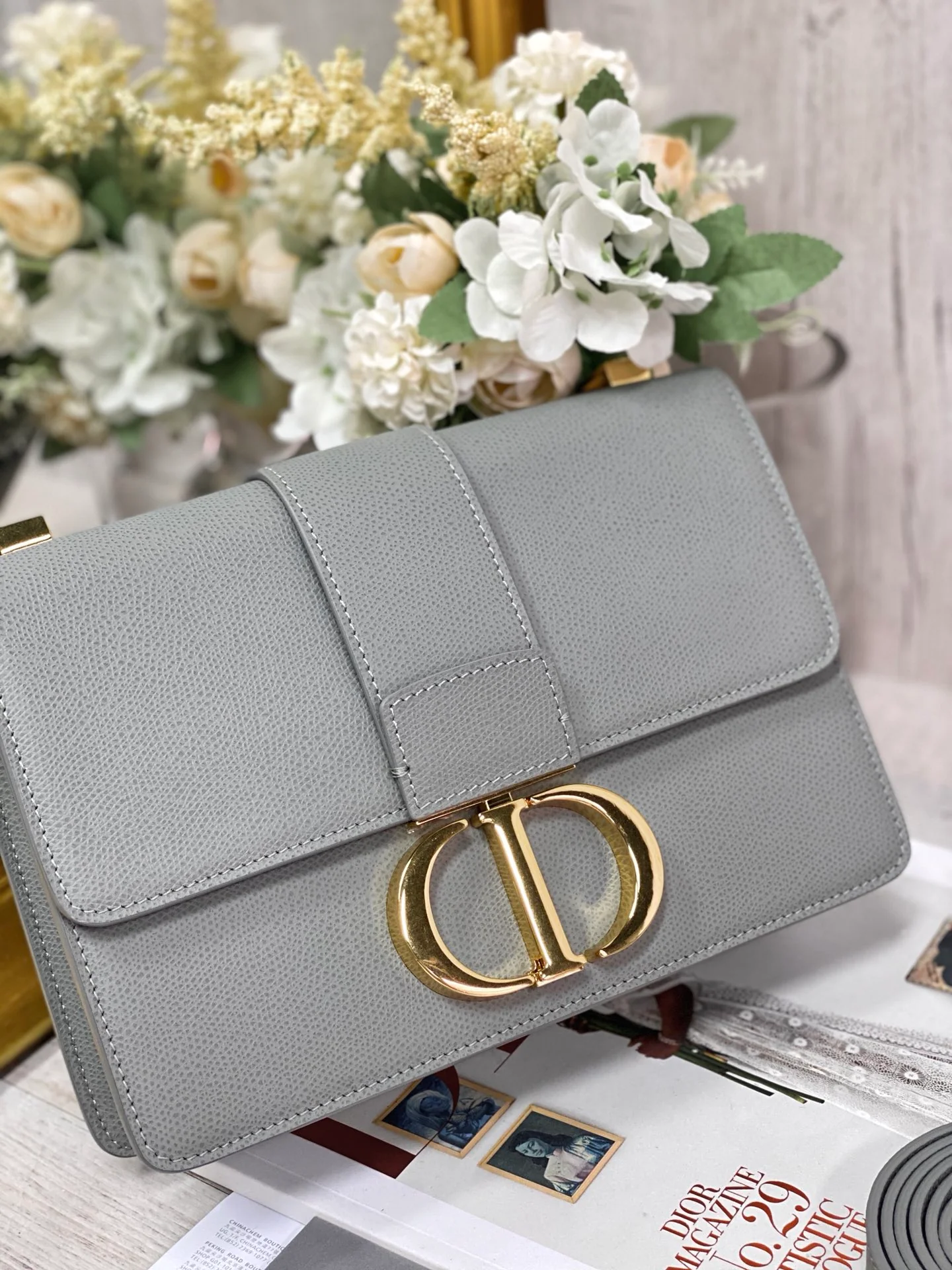 Dior Montaigne 30 серии, 24 см, золотистая фурнитура, принт под пальмовые листья из телячьей кожи, серый цвет.