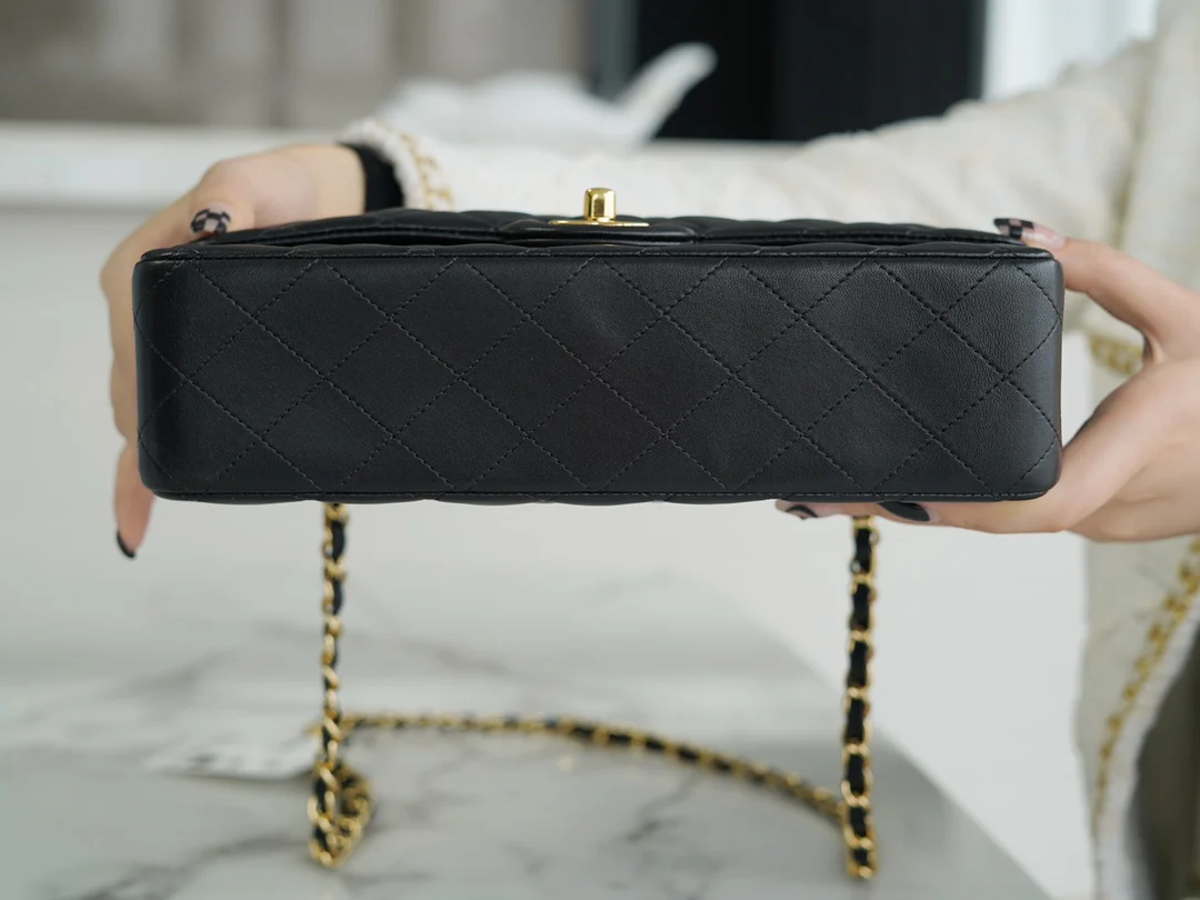 Сумка Chanel CF Medium - 25 см - из черной овечьей кожи с золотой пряжкой - CF25