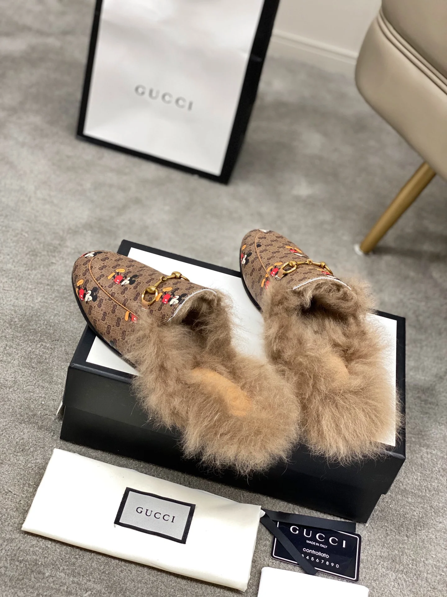 Бутик Gucci 2020 — Новинка с подиума — Меховые тапочки — Дизайн с Микки Маусом
