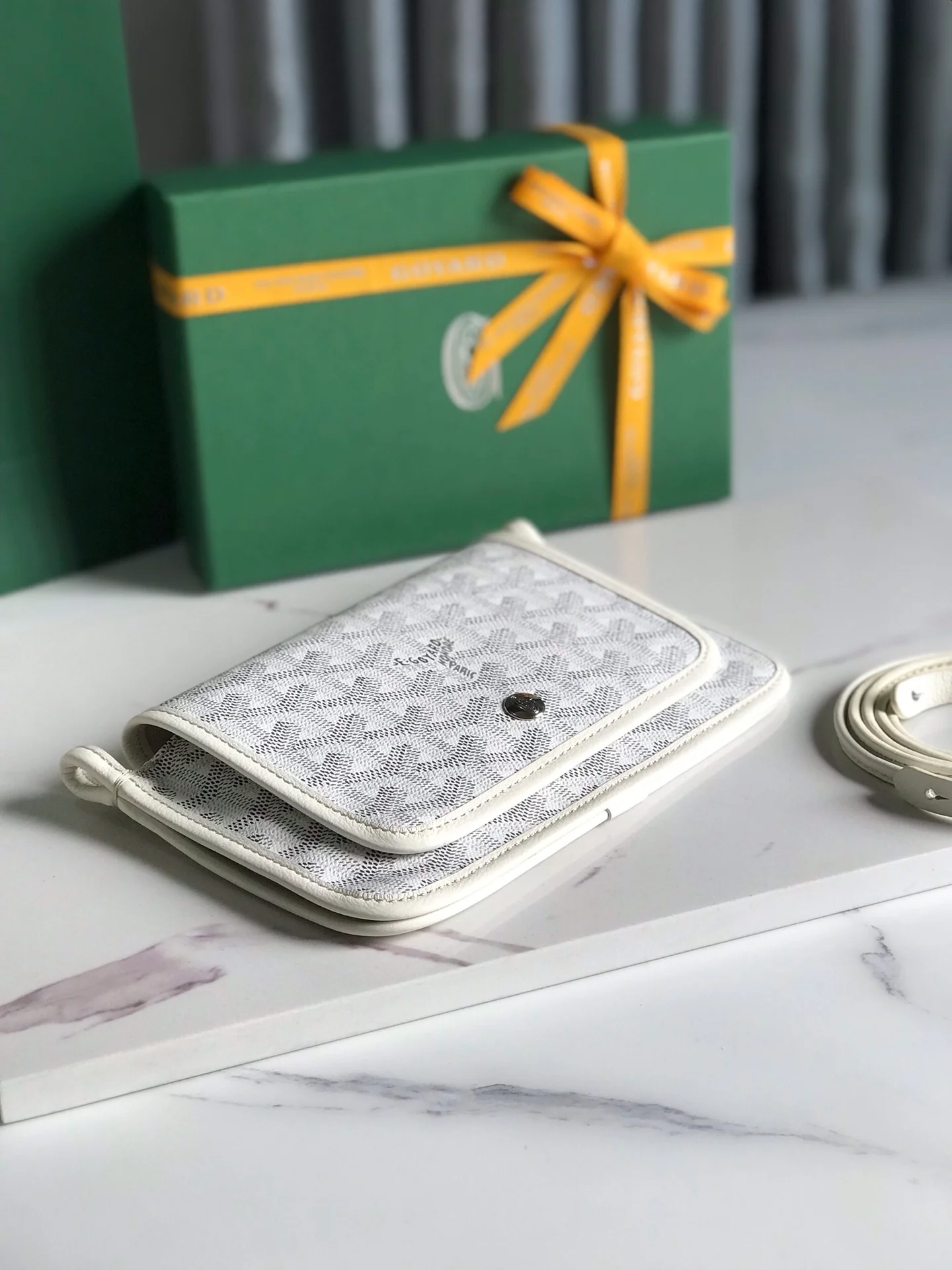 Плоская трехслойная сумка Goyard Plumet Series - белая