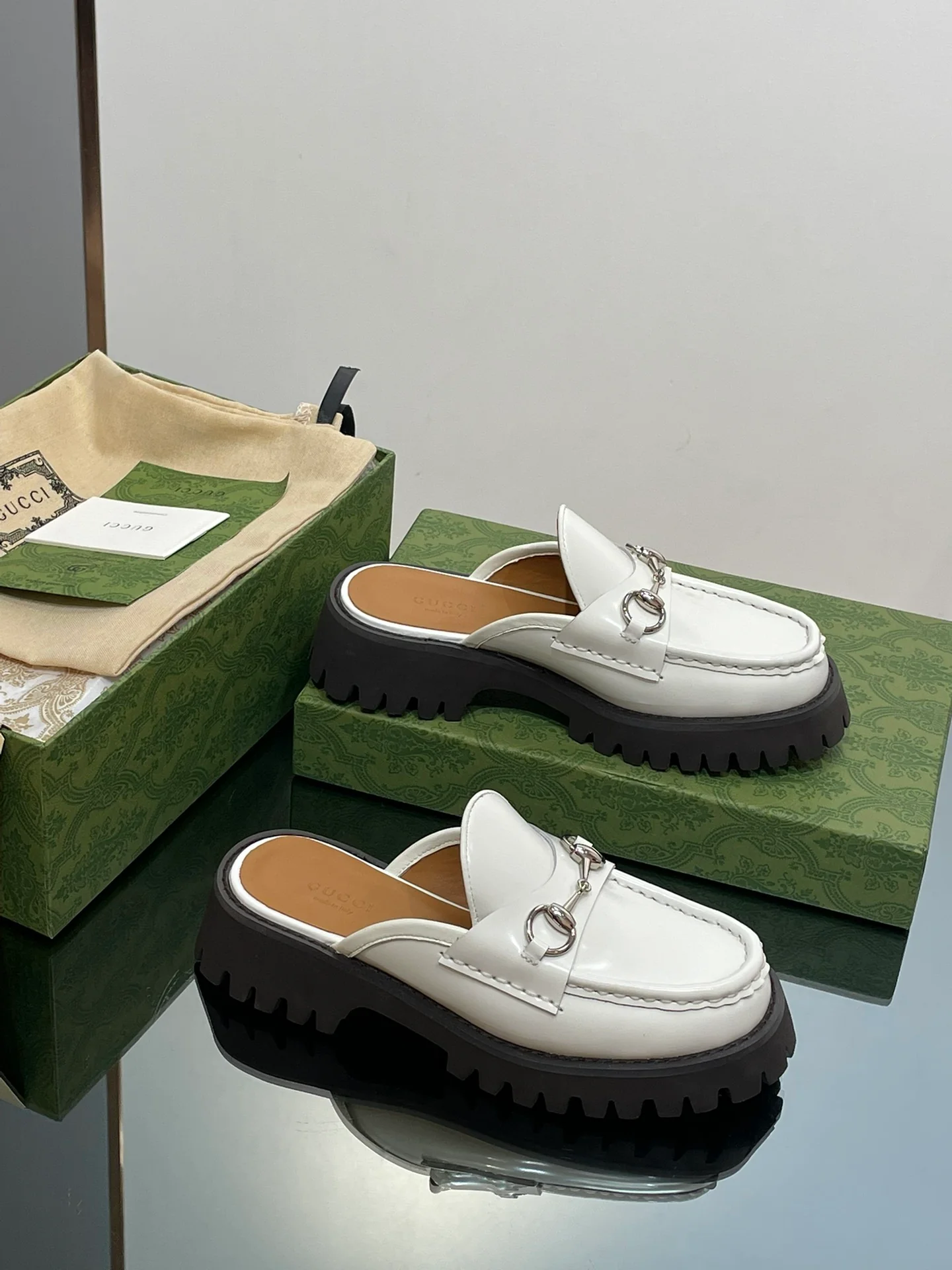 Лоферы Gucci 2024 на платформе с серебряной пряжкой и пряжкой в ??виде конской уздечки - белые