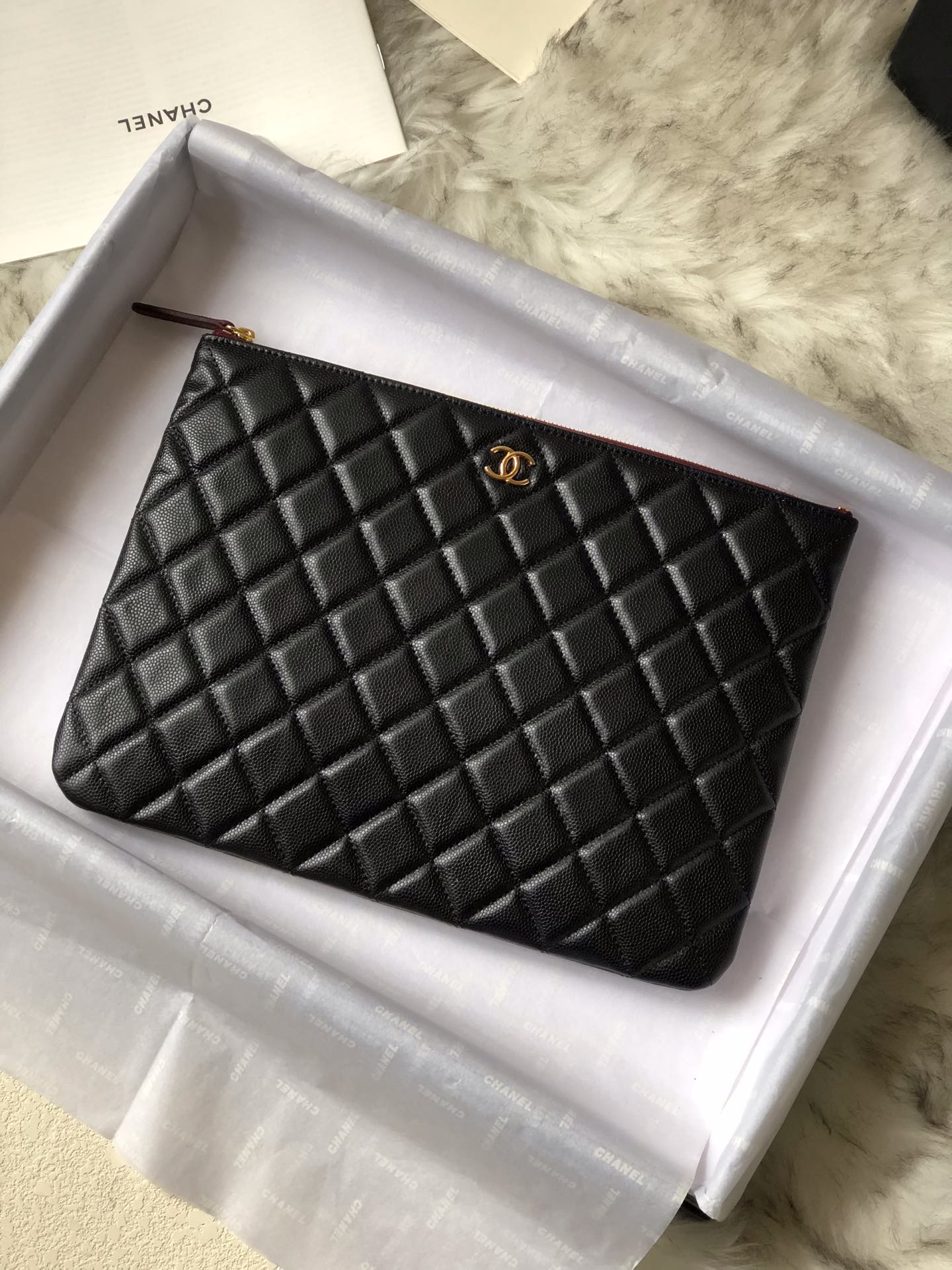 Маленькая сумочка-клатч Chanel с золотой фурнитурой