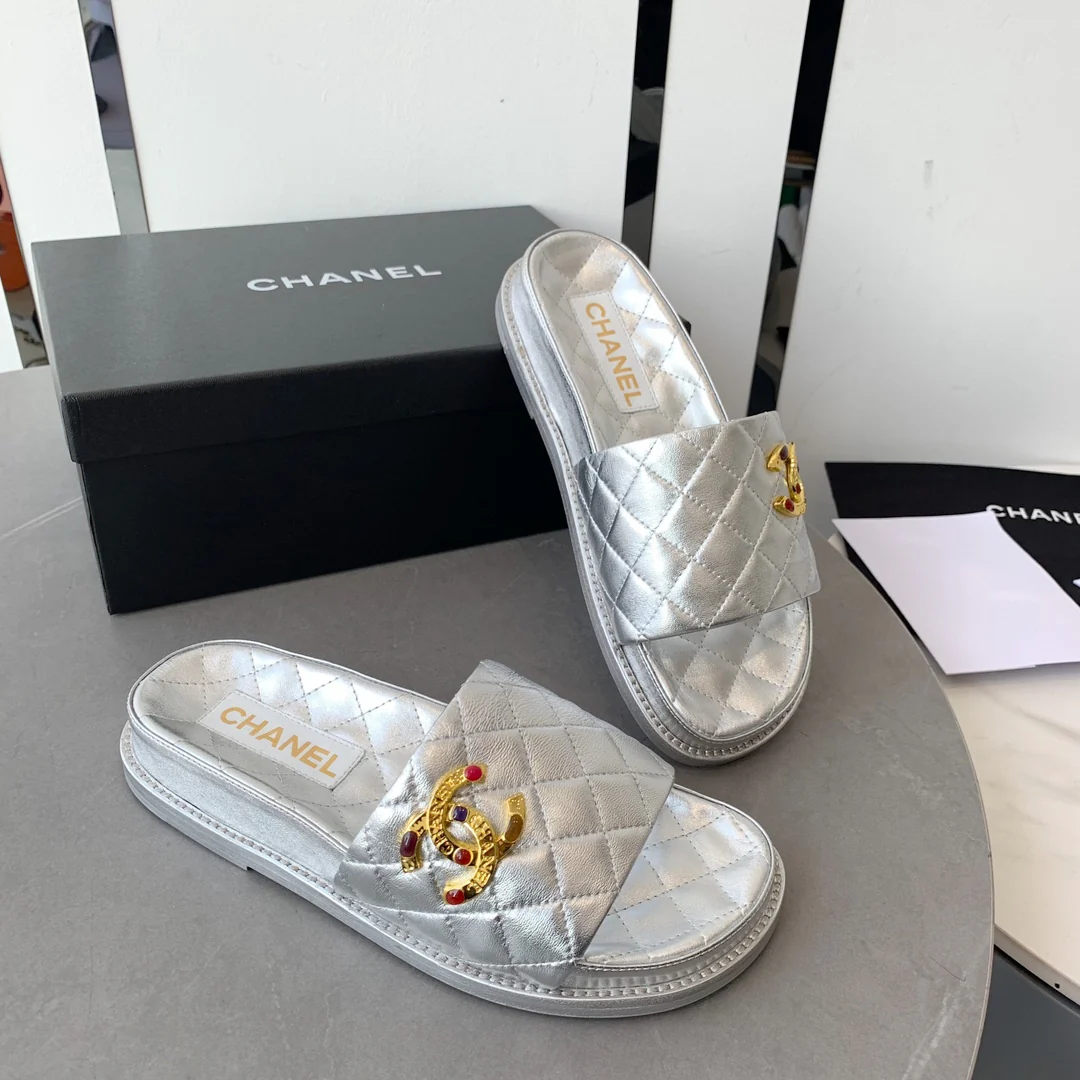 Новинка сезона осень/зима 2022 от Chanel - Тапочки из овечьей кожи - Серебристые